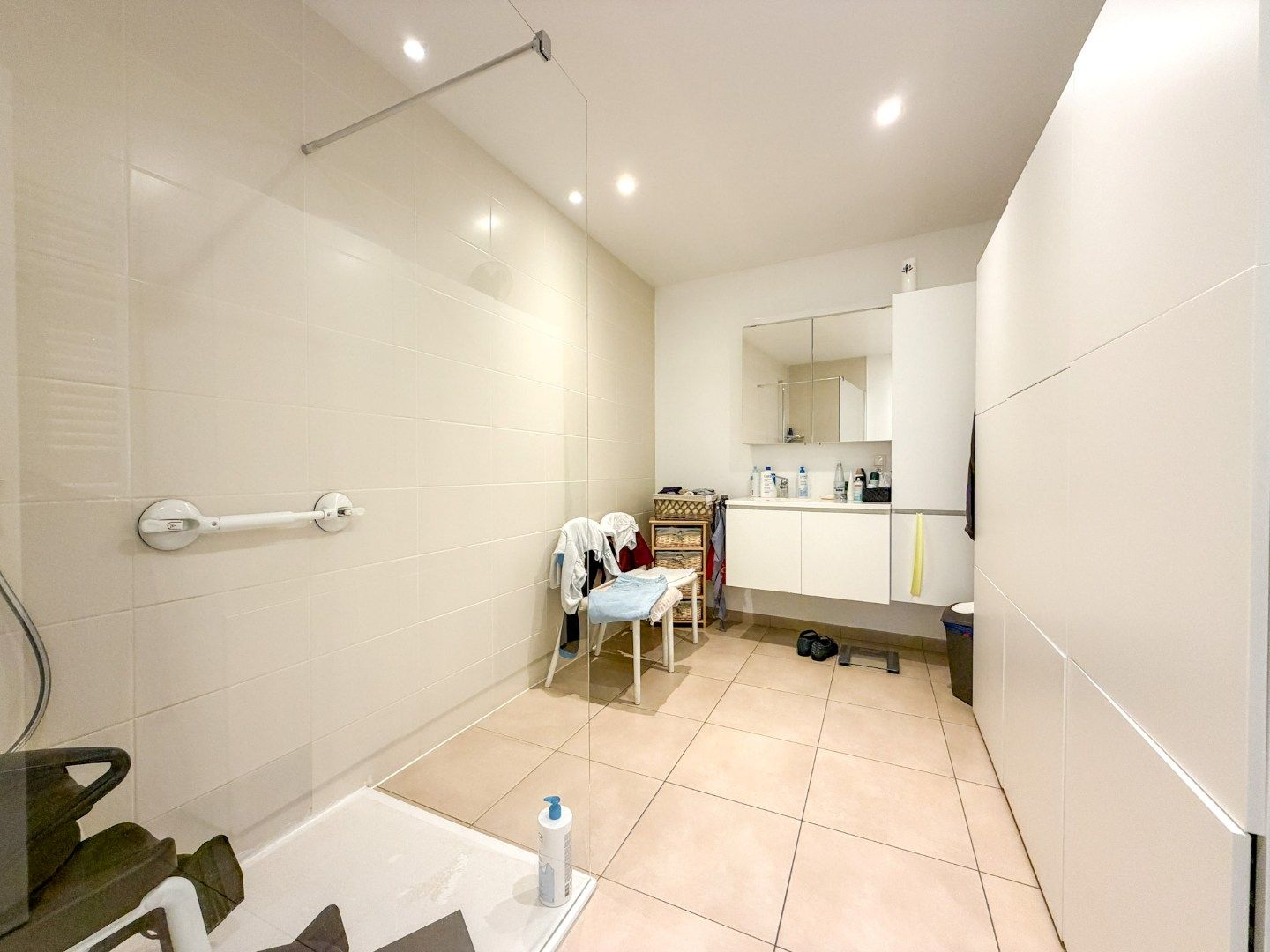 Lichtrijk recent appartement met 2 slp, groot terras en garage, Torhout. foto 11