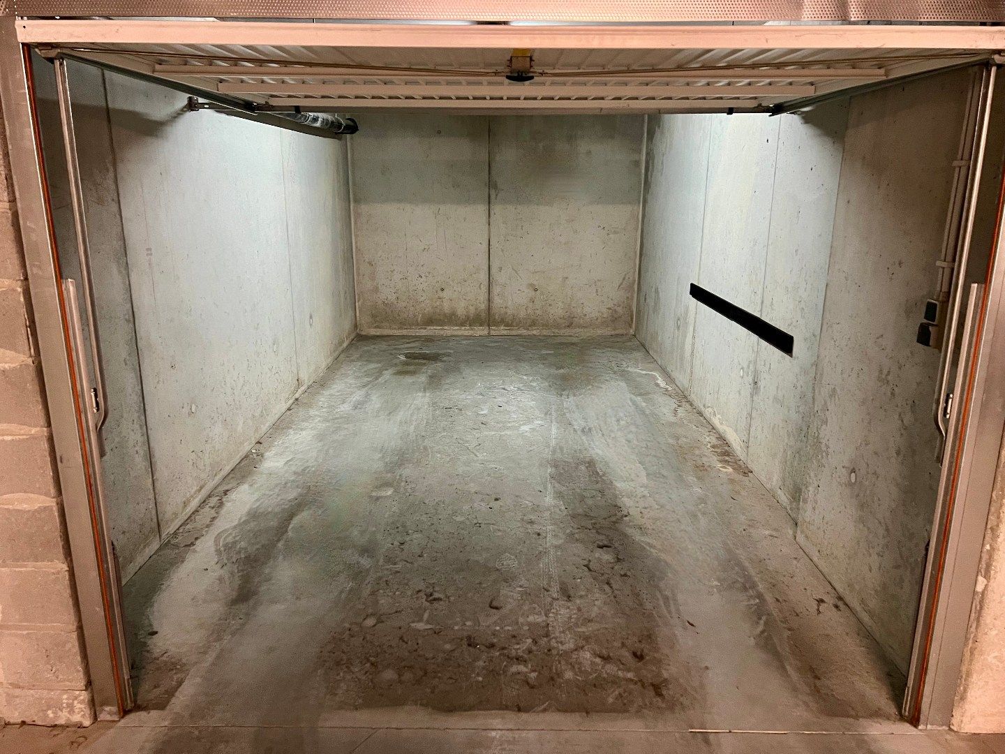 Ruime gesloten garage - centrum Wenduine foto 3