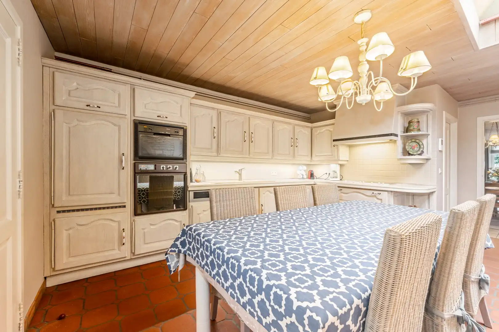 Centraal gelegen woning met 3 slaapkamers en ruime veranda foto 7