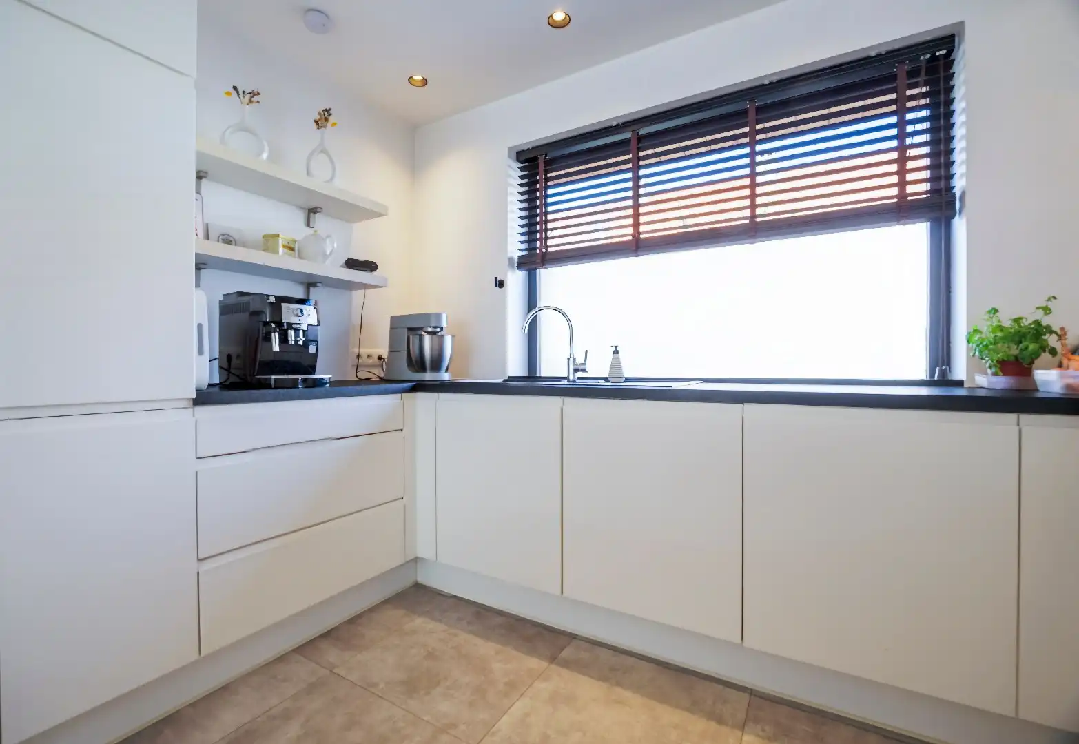 Knap gerenoveerde woning met uitzonderlijk lichtinval in het hartje van Heist foto 9