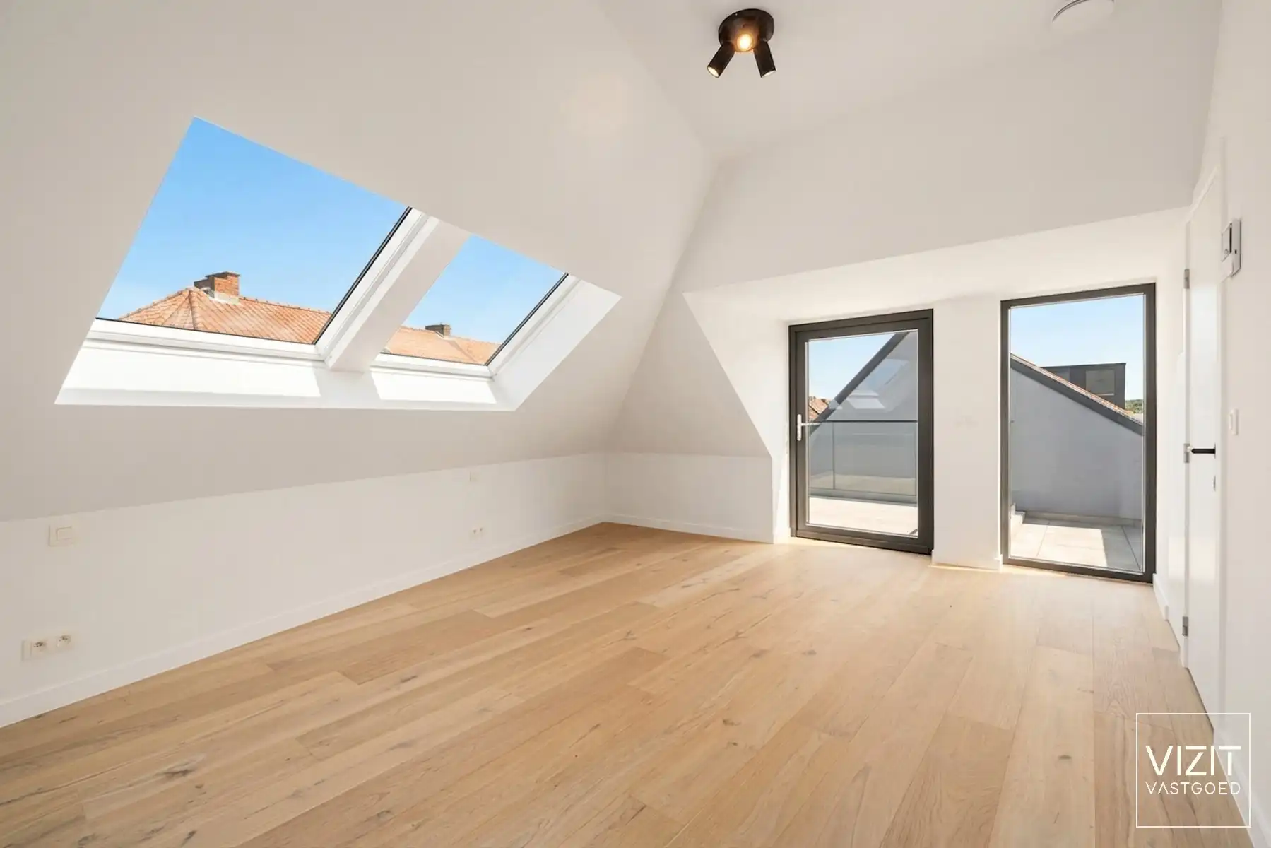 Hoogwaardig afgewerkte moderne stadswoning met patio foto 10