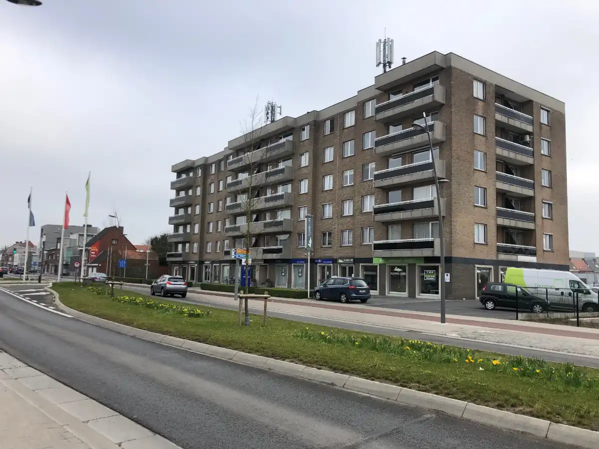 COMMERCIEEL GELEGEN HANDELSRUIMTE + PARKING foto 3