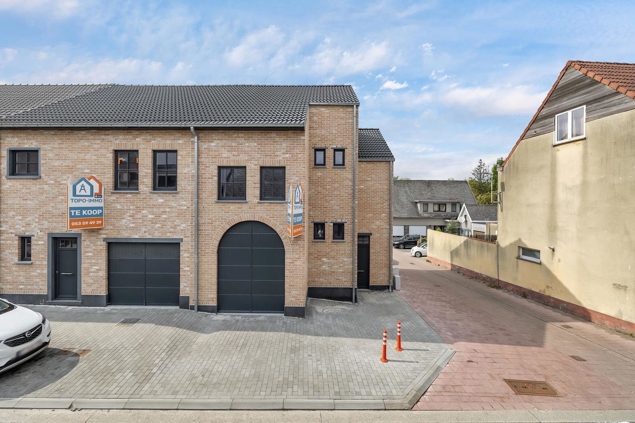 Halfopen bebouwing met drie slaapkamers en garage foto 4