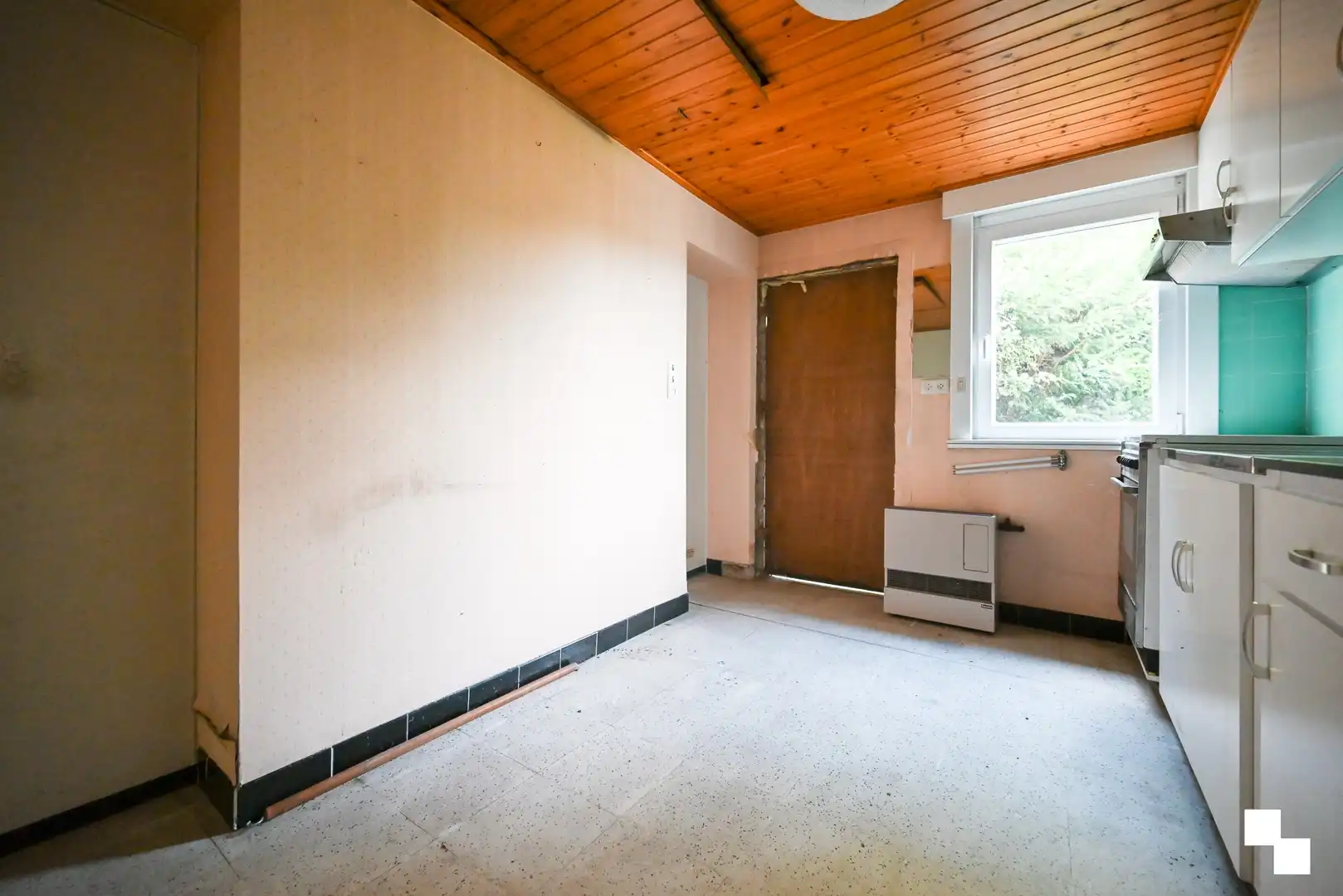 Compleet te renoveren woning / af te breken woning op rand van villawijk te Bosmolens foto 9