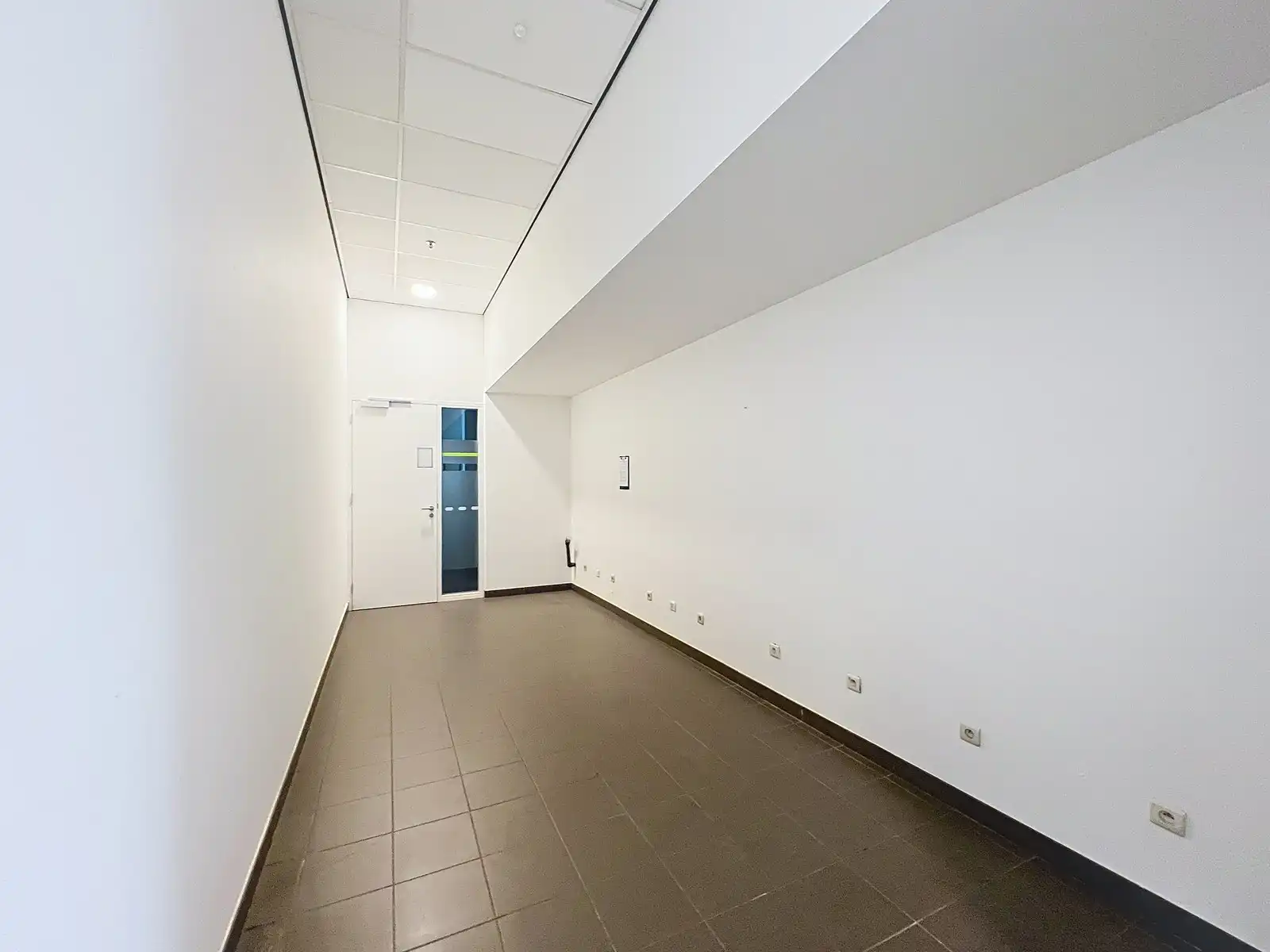 Goed gelegen LICHTRIJKE  kantoorruimte aan interessante voorwaarden nabij afrit Kortrijk-Oost E17. foto 13