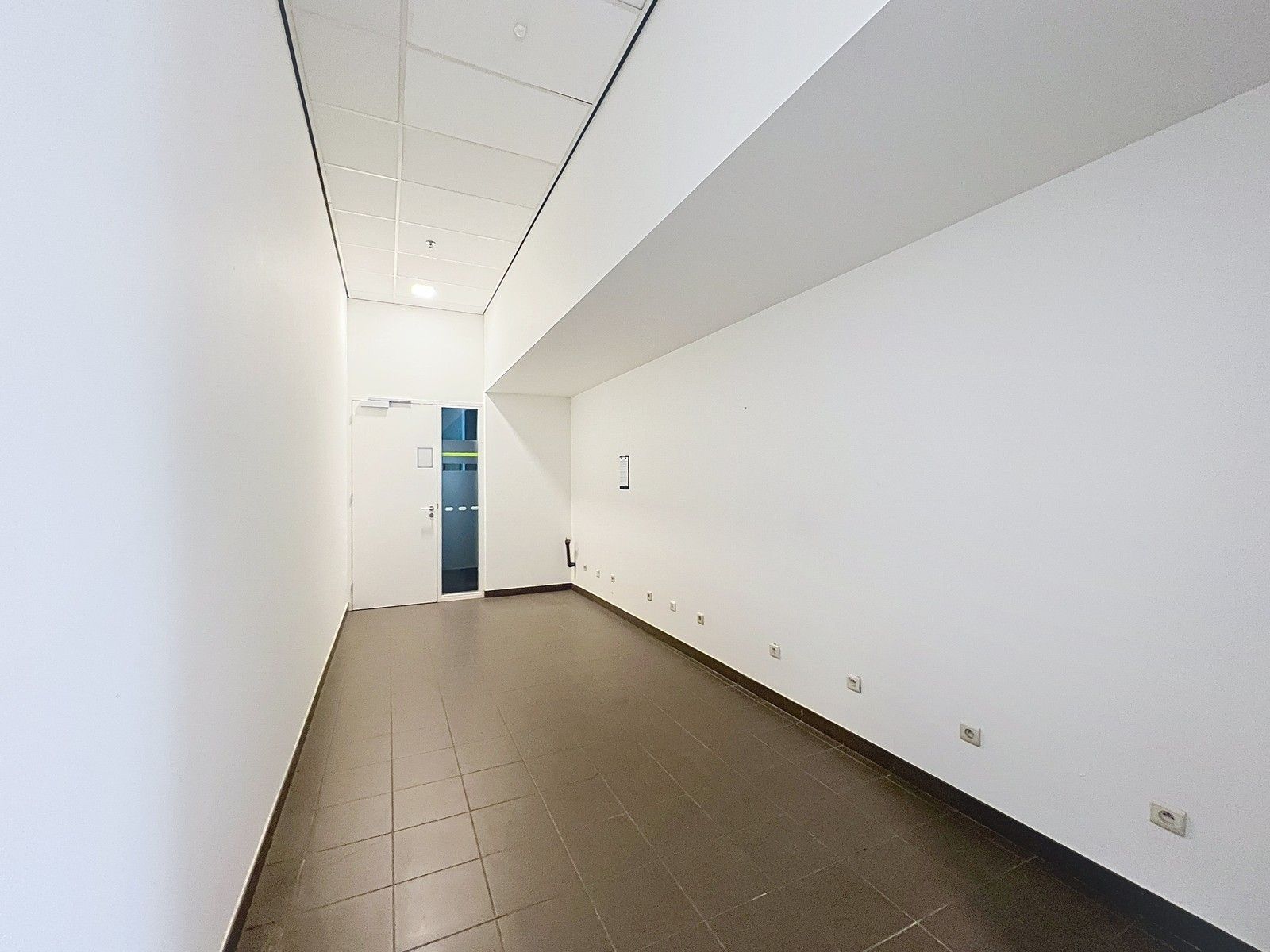 Goed gelegen LICHTRIJKE  kantoorruimte aan interessante voorwaarden nabij afrit Kortrijk-Oost E17. foto 13