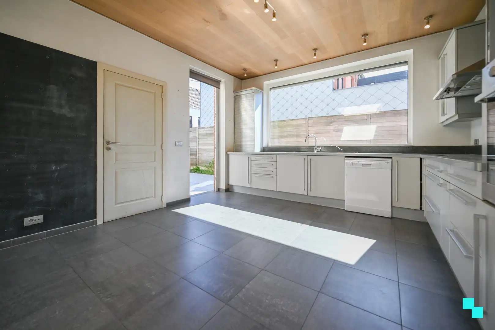 Riante halfopen woning met garage foto 10