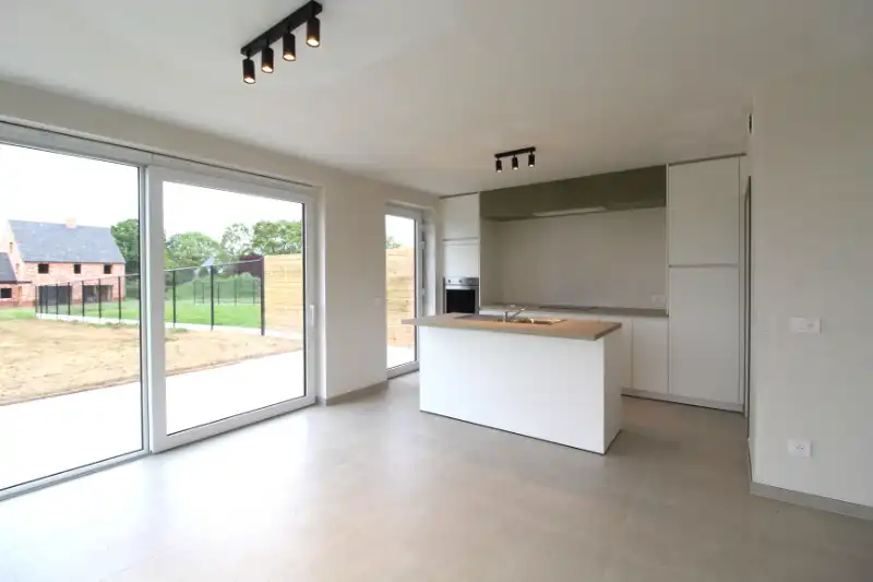 Nieuwe halfopen woning met 3 slaapkamers foto 4