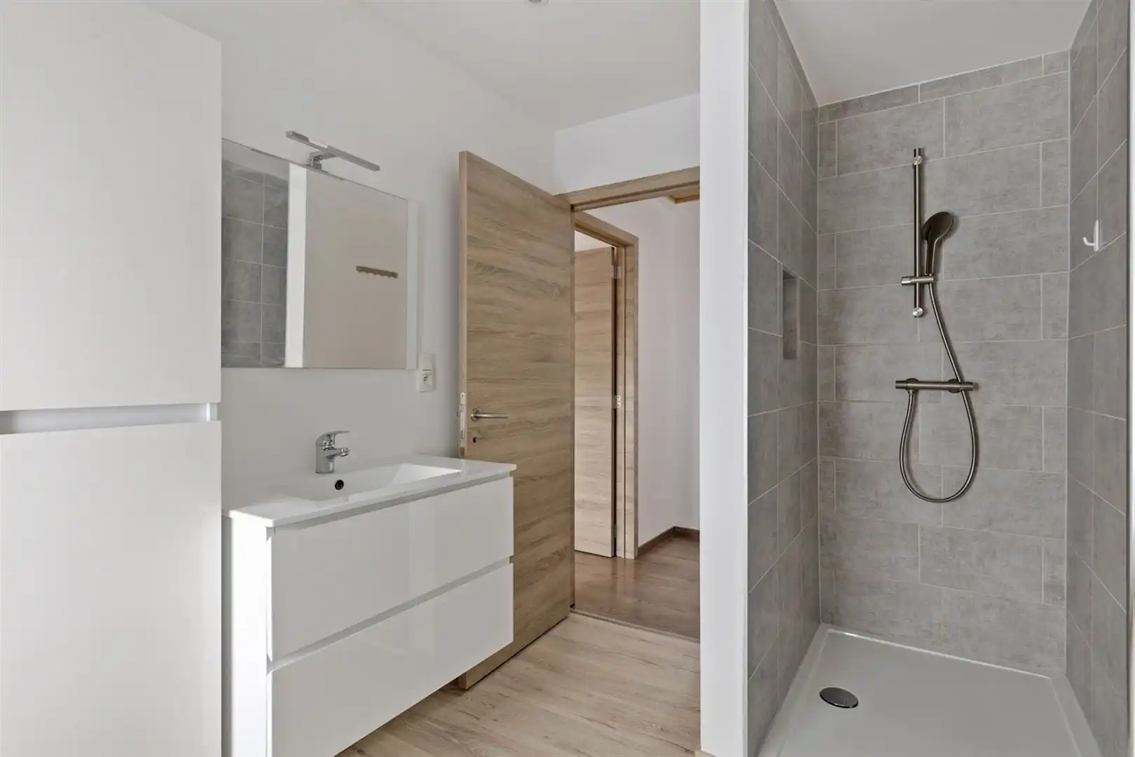 Volledig gerenoveerde instapkare woning ! foto 23