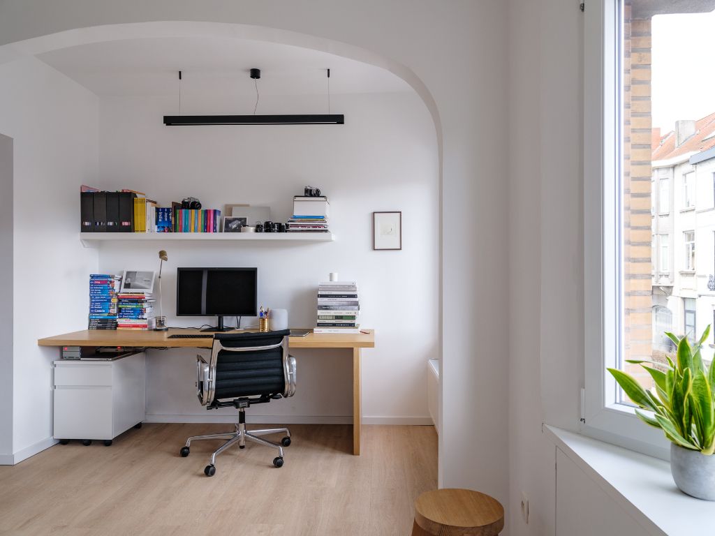 Stijlvol en lichtrijk 2-slaapkamer appartement met terras op wandelafstand van het historisch centrum. foto 10