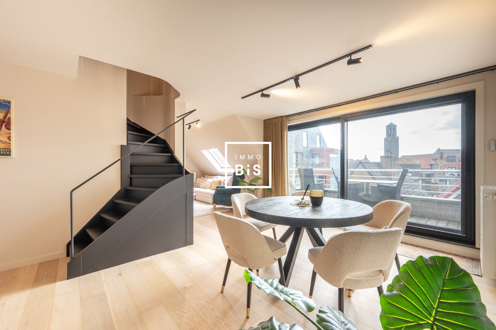 Volledig gerenoveerde duplex penthouse met 3 volwaardige slaapkamers in het centrum van Knokke. foto {{pictureIndex}}