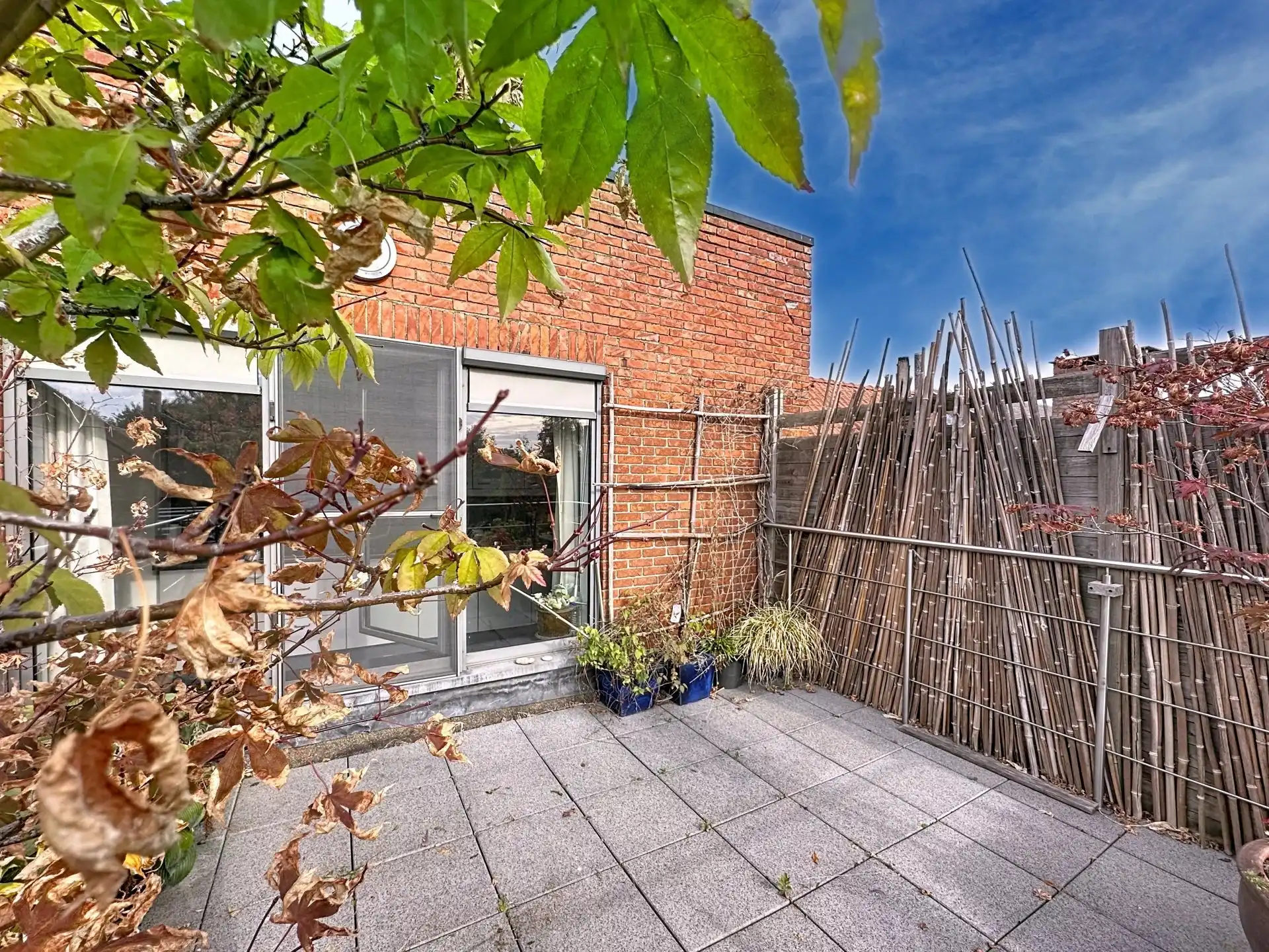 Ruim appartement met 2 slaapkamers, terras en overdekte staanplaats. foto 11