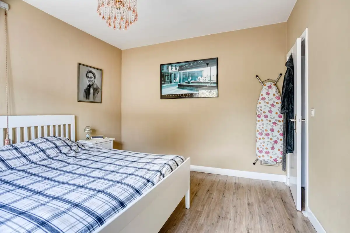 Opbrengsteigendom met 3 appartementen, garages en tuin foto 24