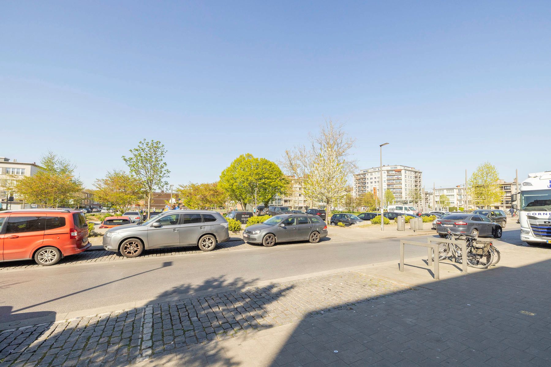 Handelsruimte + verhuurde studio te koop! foto 12