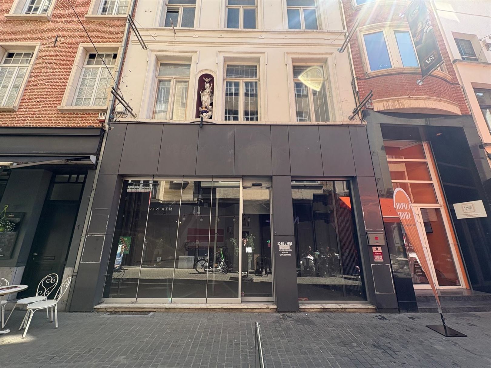 Te Huur Winkelpand te Antwerpen foto {{pictureIndex}}