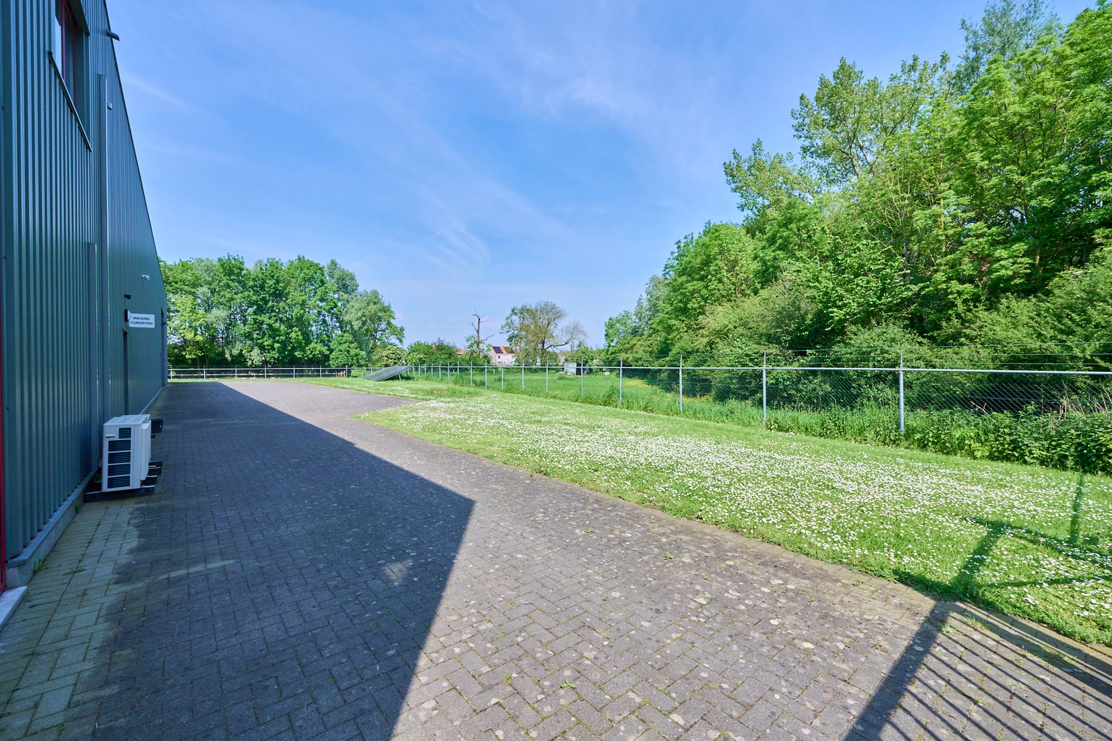  TE HUUR- Maasmechelen: Industrieel gebouw foto 5