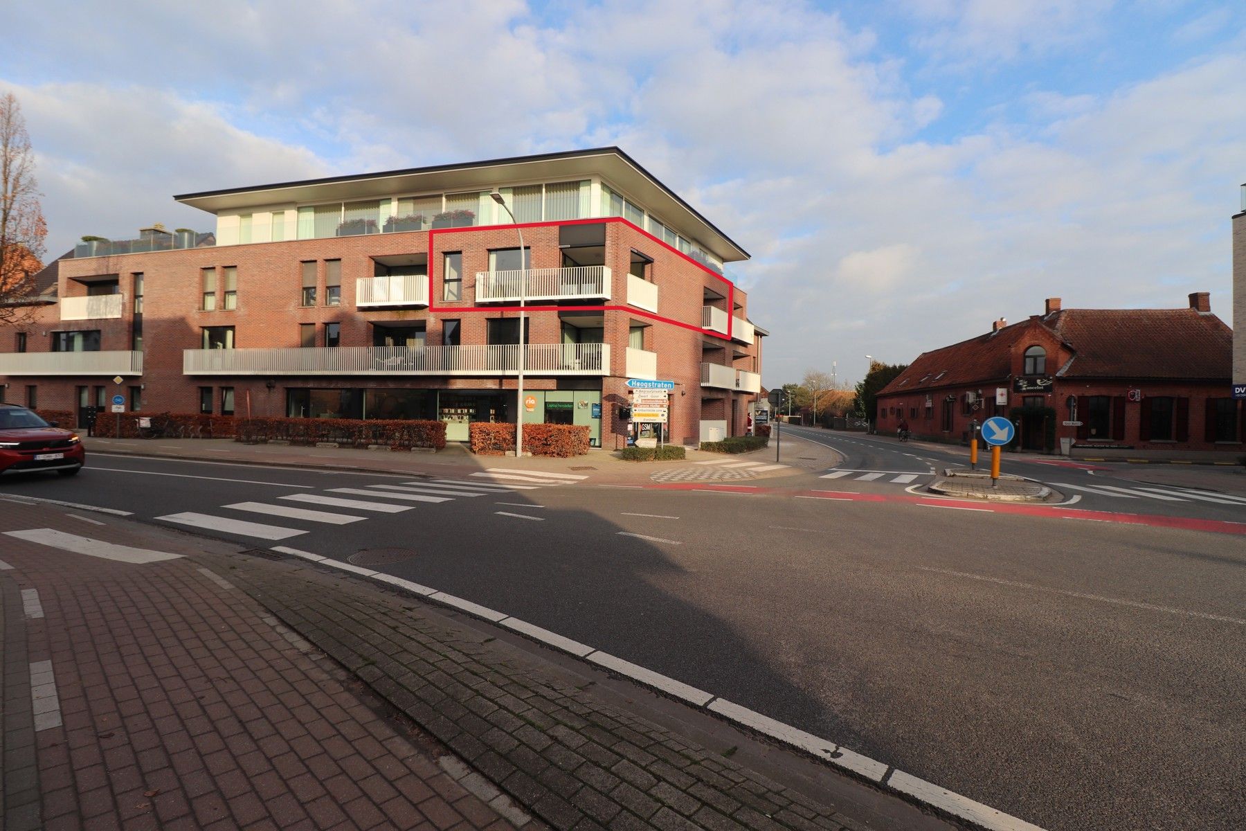 Een ruim 2-slaapkamerappartement met 2 terrassen, autostaanplaats met kelderberging. foto {{pictureIndex}}
