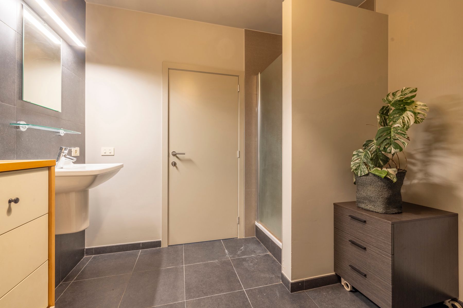 Appartement met 2 slpks, binnenstaanplaats en groot terras! foto 9