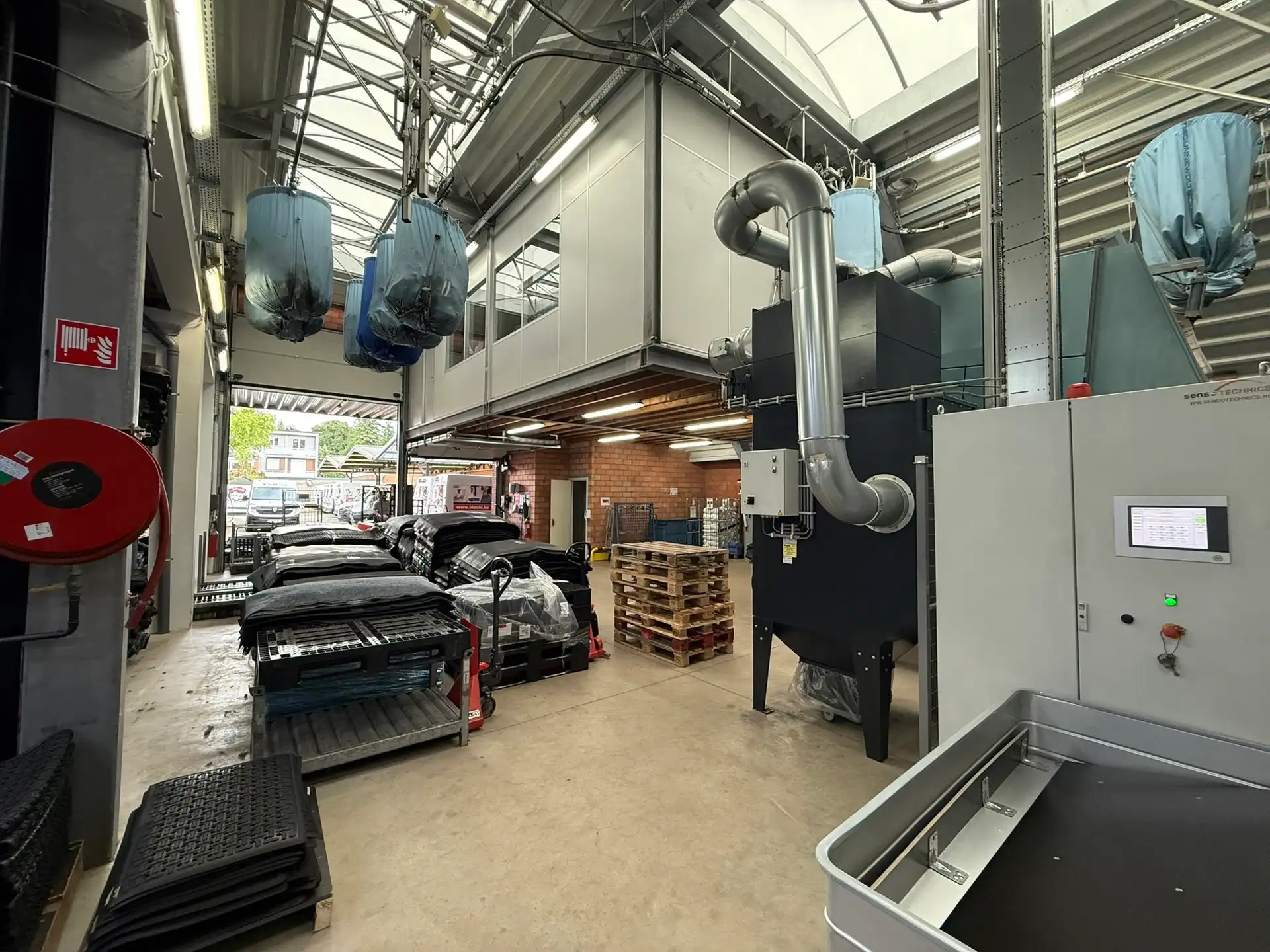 Industrieel gebouw met kantoren en buitenopslag te huur op toplocatie in Ekeren foto 10