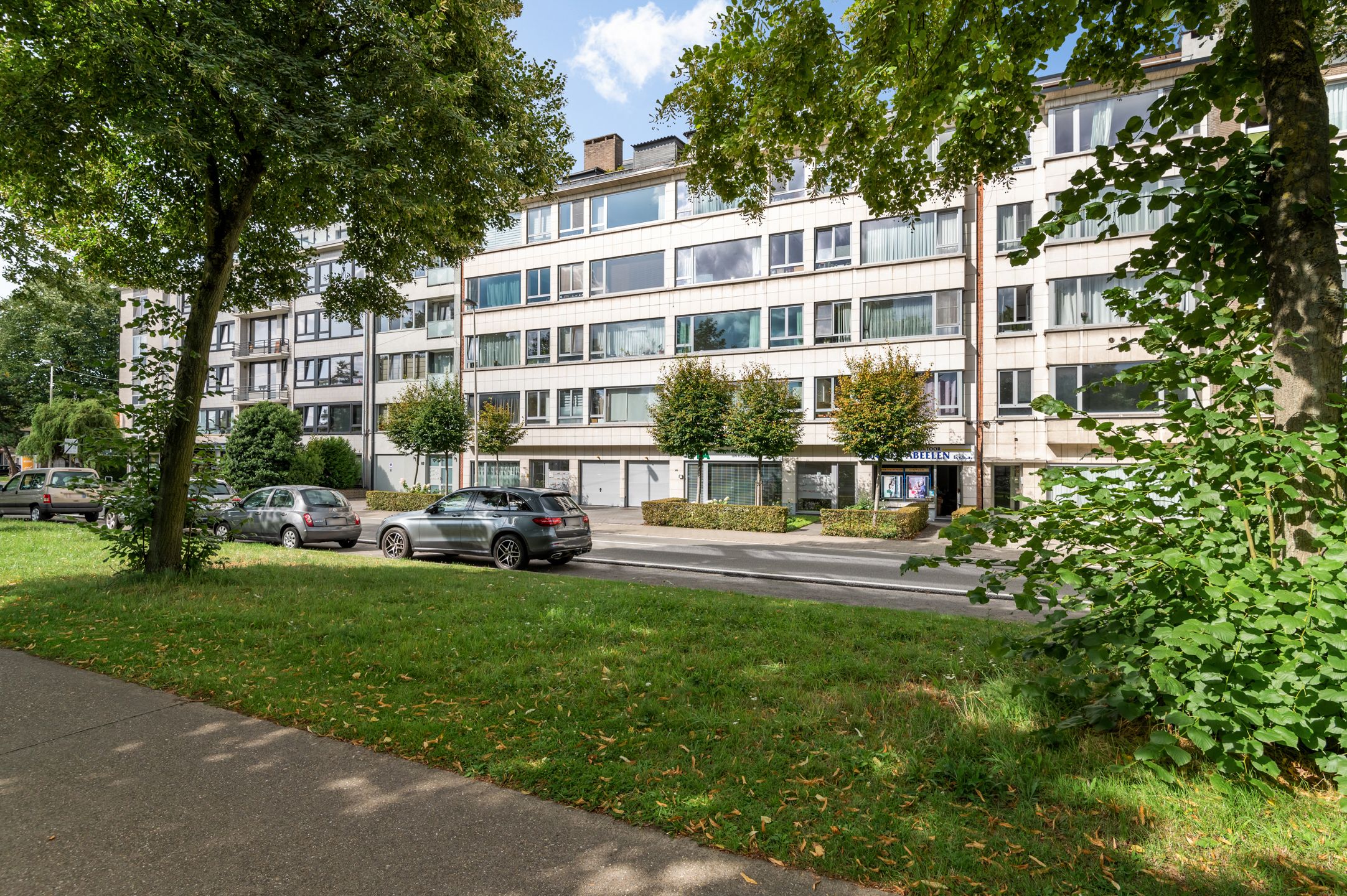 OP TE FRISSEN APPARTEMENT MET 2 SLAAPKAMERS EN TERRAS  foto 2