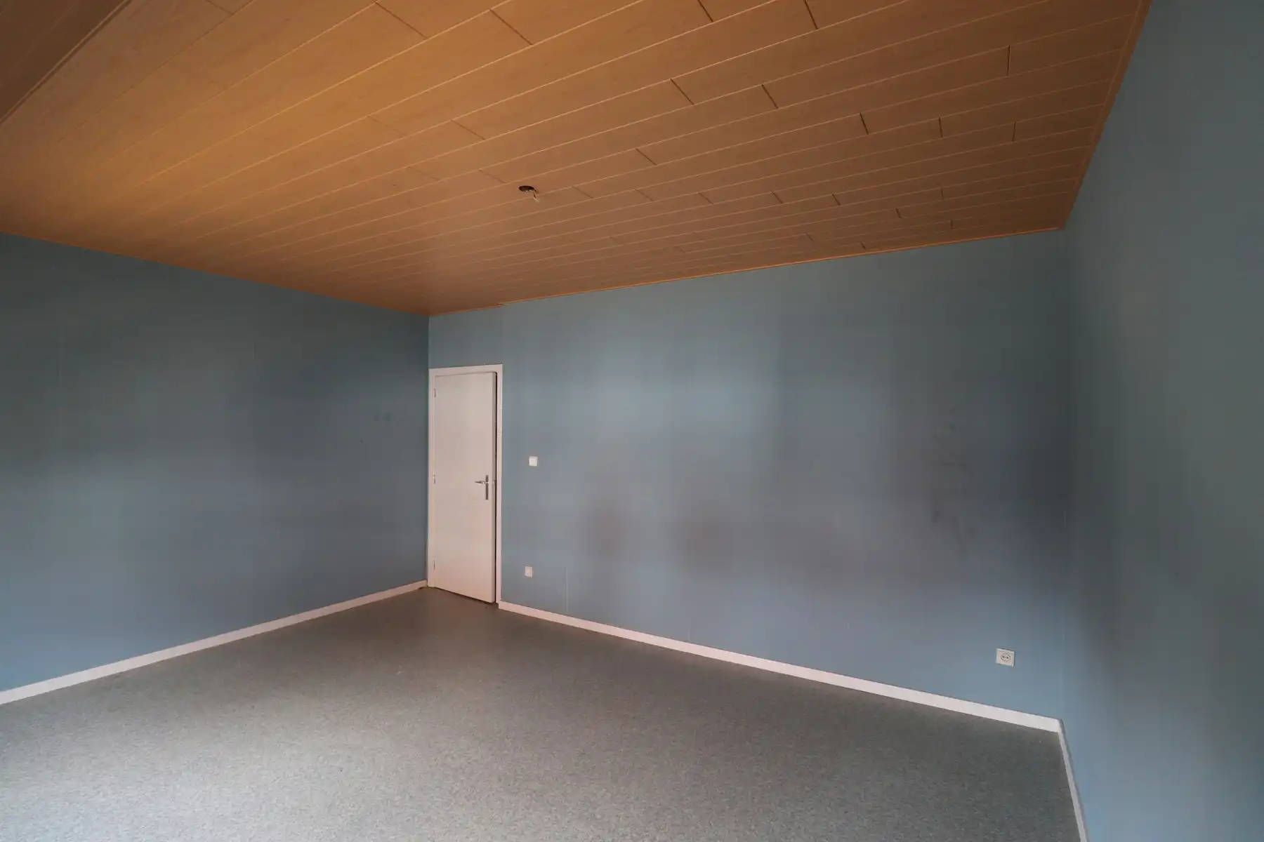 Een woning met 2 slaapkamers, garage en tuin. foto 12