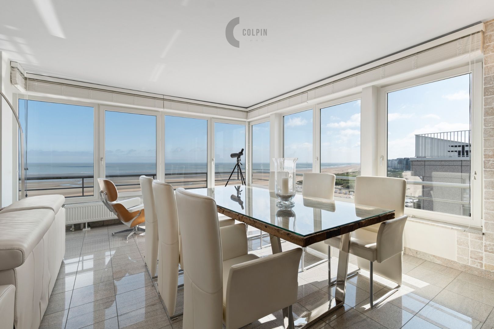 Fenomenaal hoekappartement met panoramisch zeezicht. foto 4
