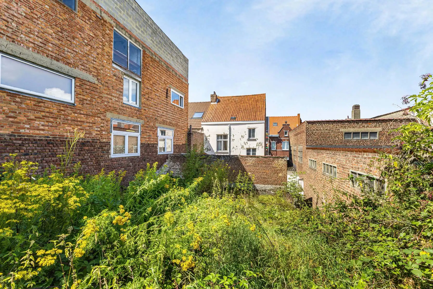 Te renoveren woning met veel mogelijkheden en garage foto 2