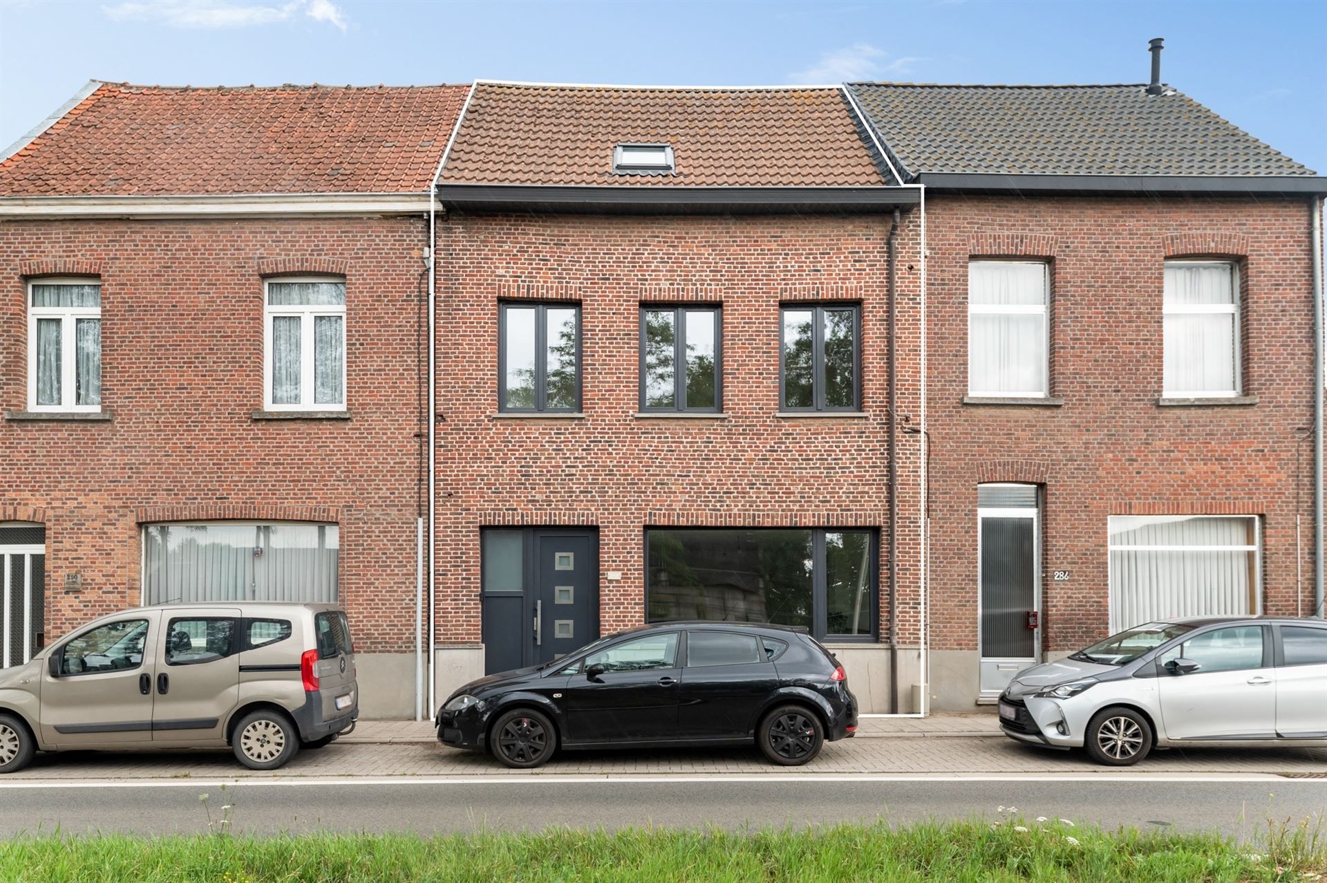 UNIEK GERENOVEERD PROJECT MET 5 SLAAPKAMERS BESTAANDE UIT 2 APPARTEMENTEN foto {{pictureIndex}}