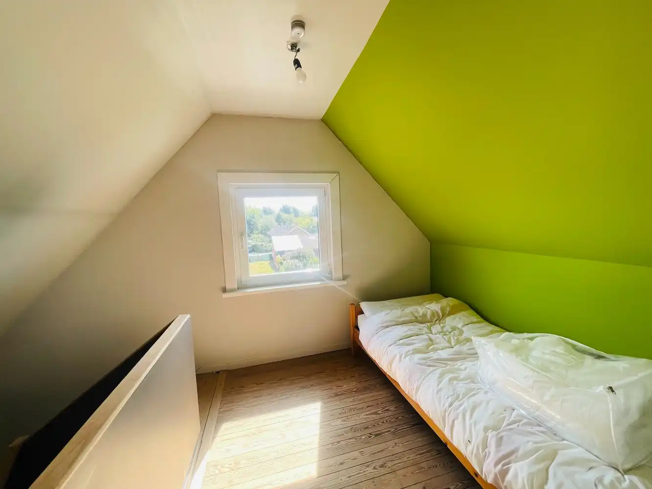 Assebroek, RUIME LICHTRIJKE INSTAPKLARE WONING met GROTE TUIN met  UITWEG+ OPRIT , mogelijkheid garage te bouwen,3 SLAAPKAMERS, Badkamer en douchekamer. foto 15