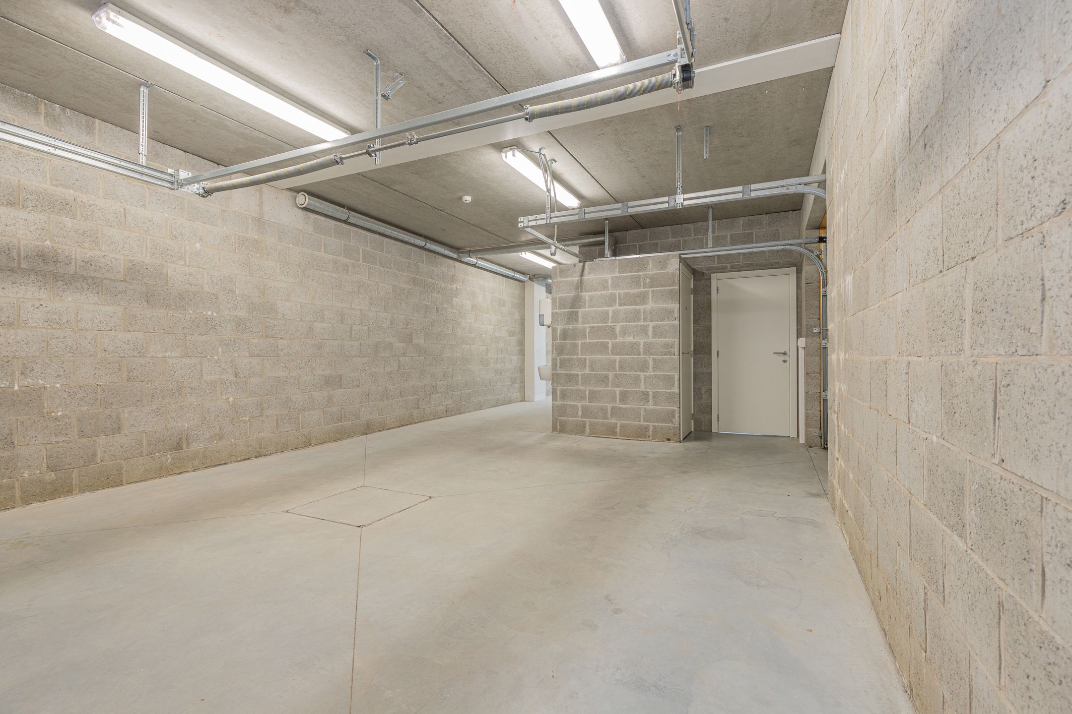 NIEUWERKERKEN - Recent gebouw met magazijn foto 8