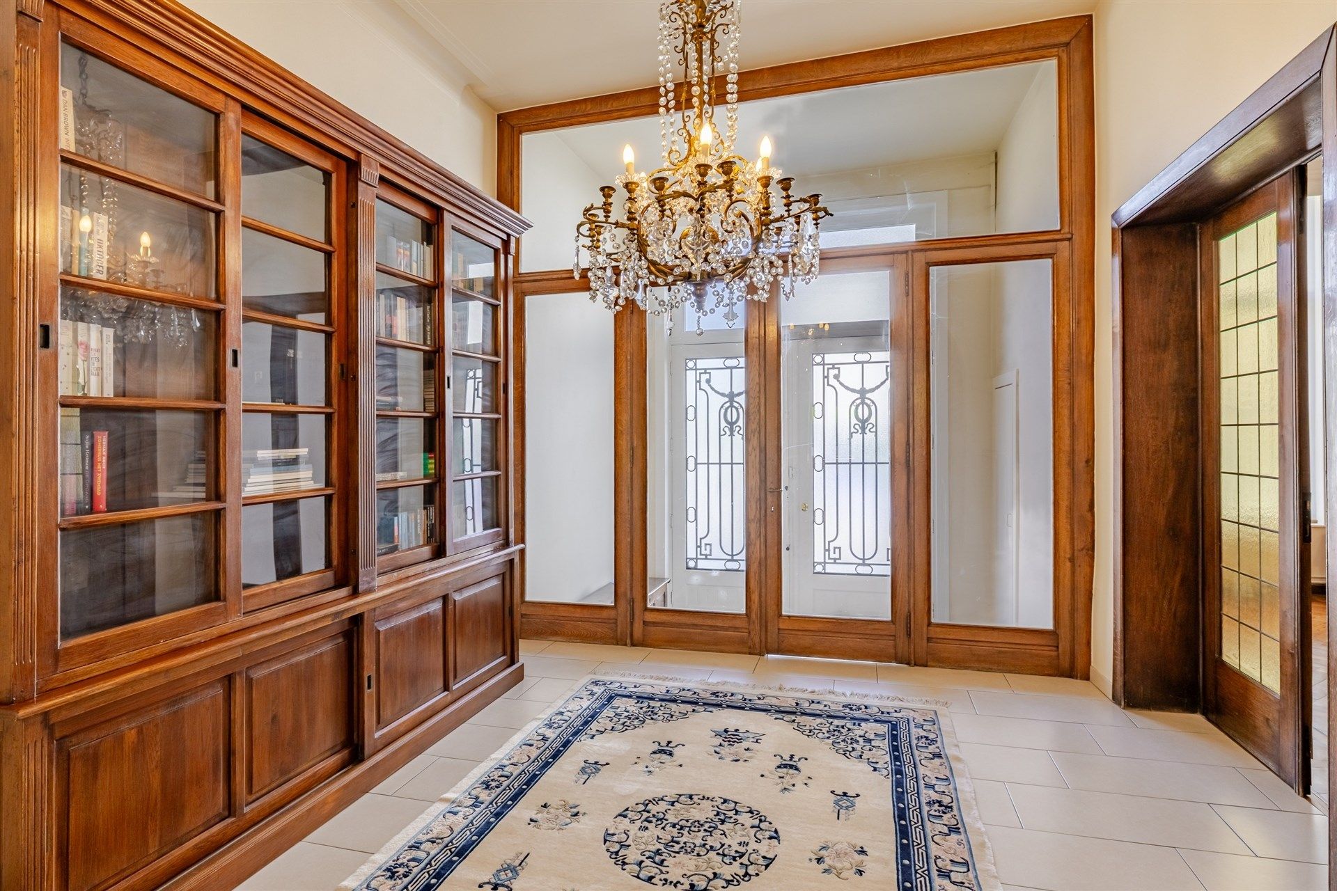 Exclusief herenhuis in neoclassicistische stijl met prachtige tuin foto 11