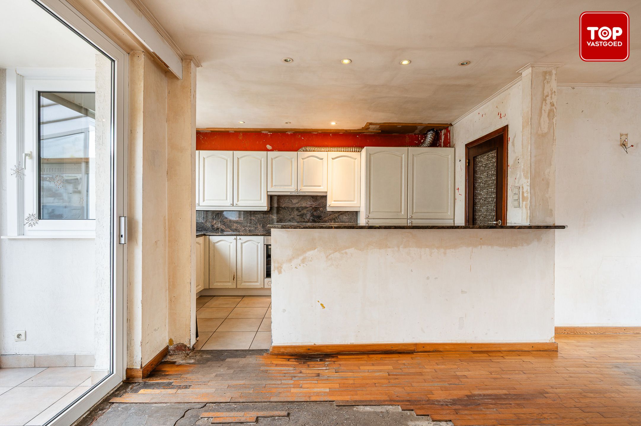 Te renoveren half open woning met tuin en garage. foto 6