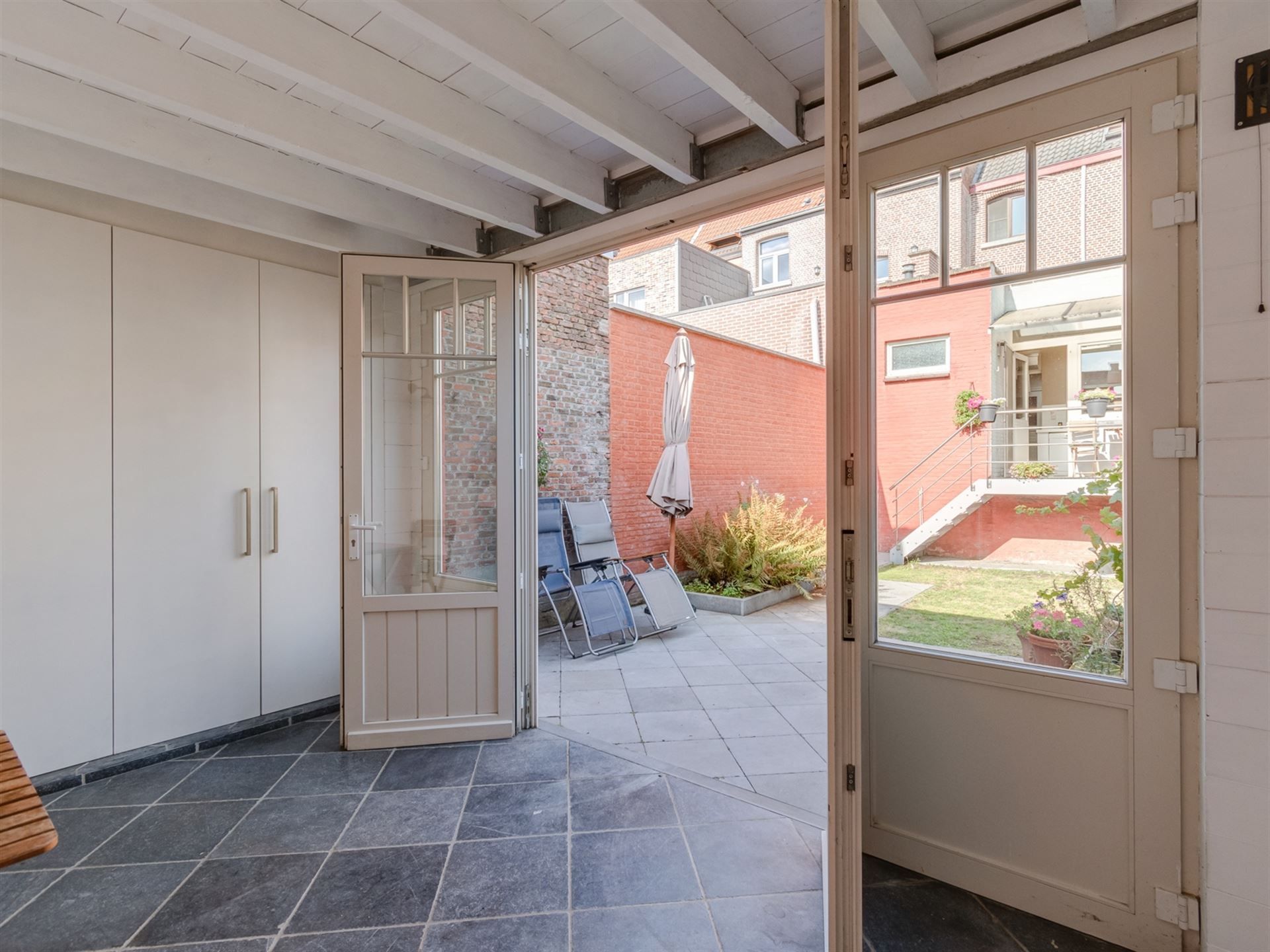 Karaktervolle woning met 3 slpks en tuin met uniek buitenhuis foto 25