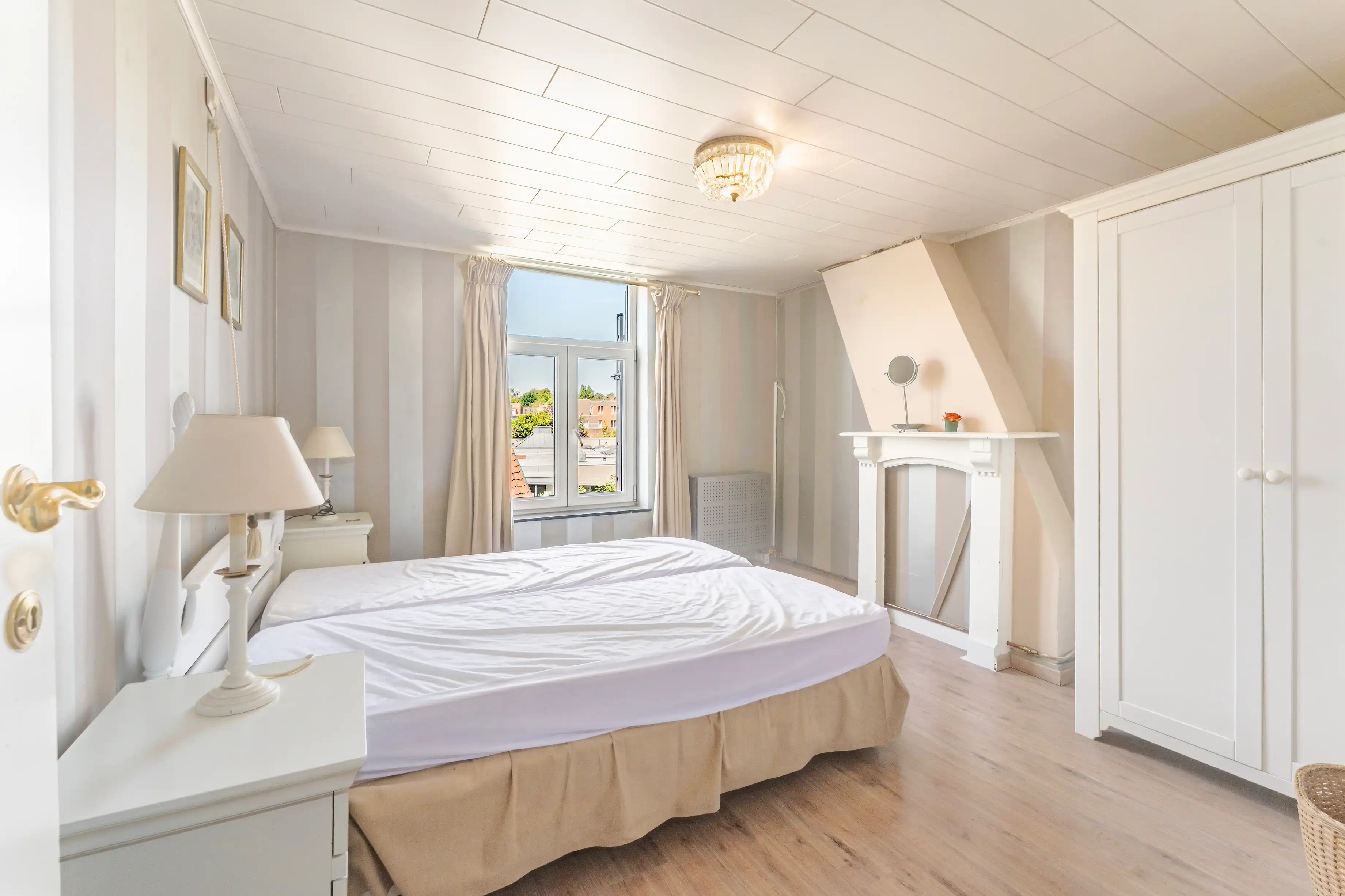 Unieke neogotische stadswoning met zicht op de Leie! foto 9