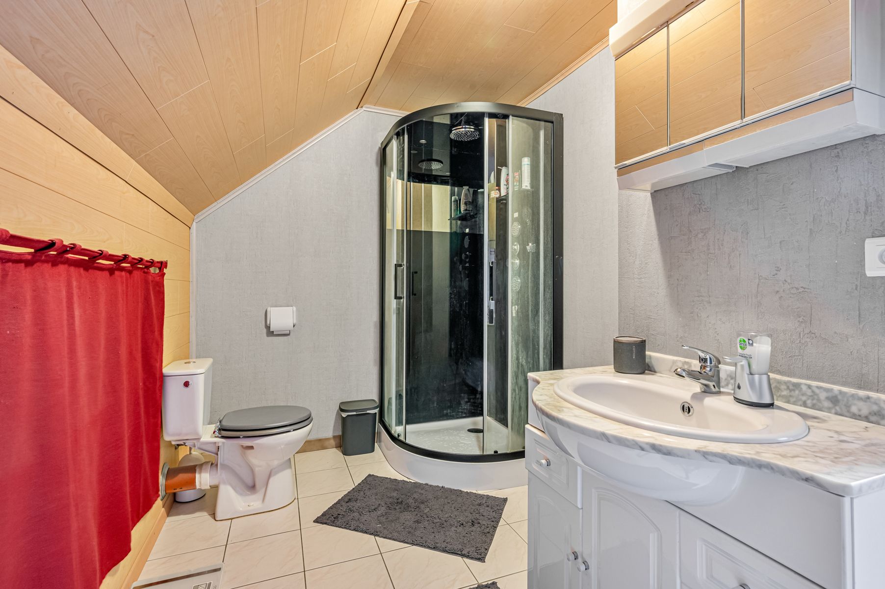 Ruime open bebouwing met zonnepanelen in residentiële wijk foto 15