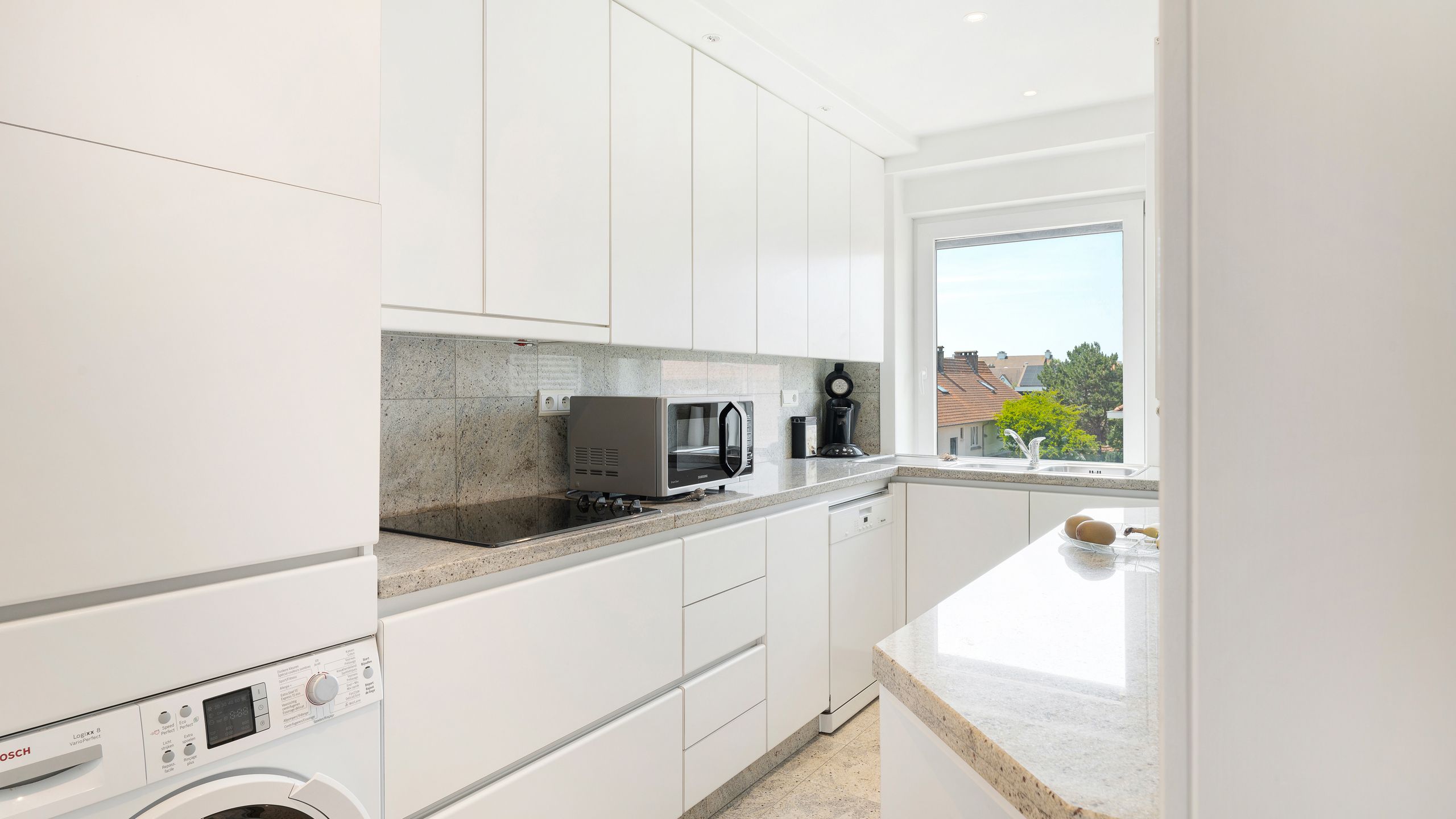 Ruim 3-slpk appartement met vrij uitzicht op de Koningslaan  foto 13