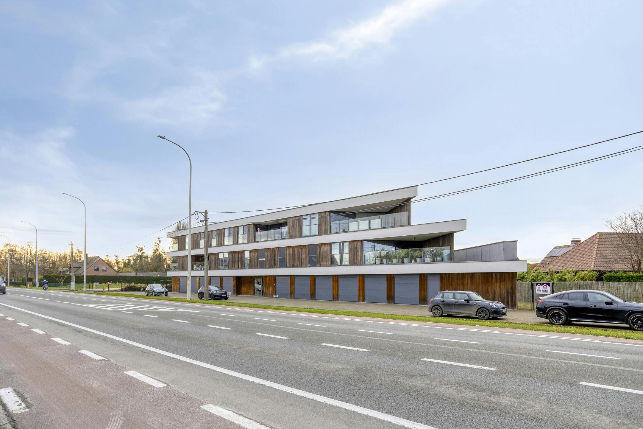 Appartement met 3 slaapkamers, garage en autostaanplaats te koop in Waarschoot foto 3