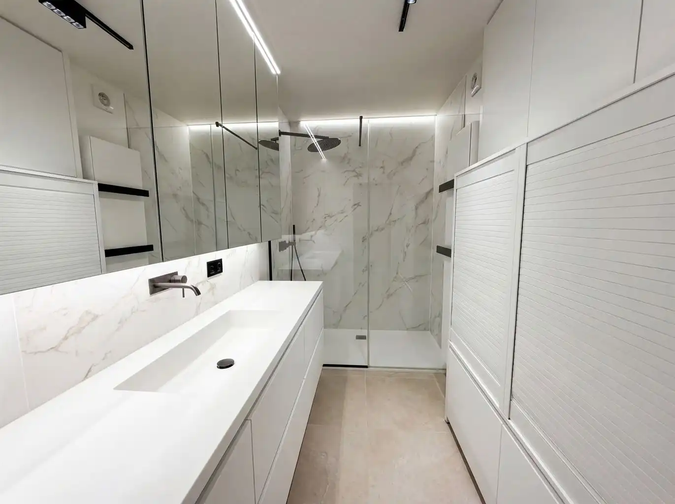 Prachtig 2 (+1)-slaapkamer appartement met terrasje, autostaanplaats en berging op een toplocatie nabij de Markt van Maaseik. foto 11