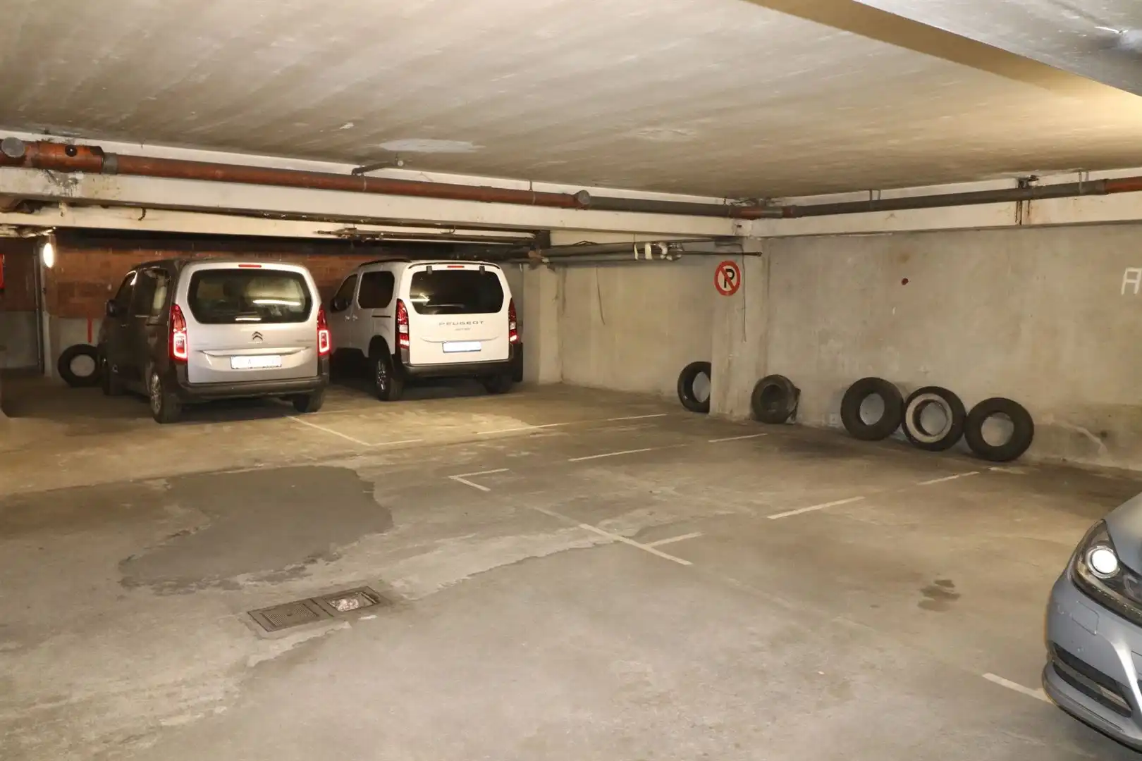 Parking in hartje Antwerpen.  foto 3