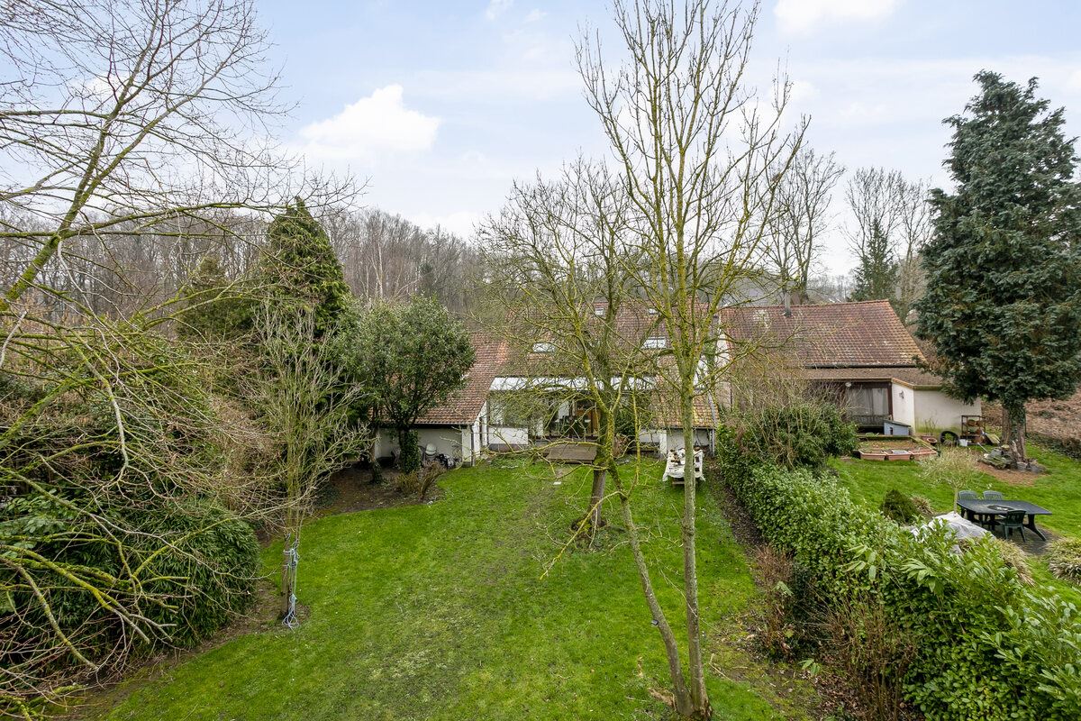 Rustig gelegen woning met prachtige tuin en 5 slaapkamers op 15 min van Leuven en Brussel. foto {{pictureIndex}}