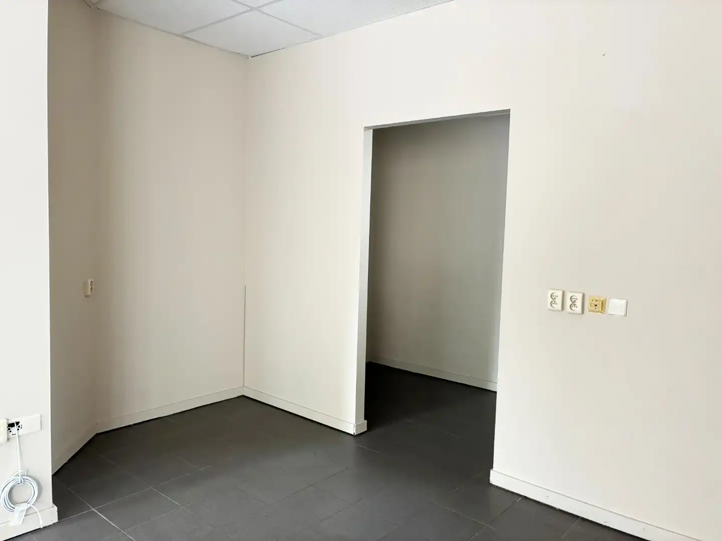 Instapklaar handelspand gelegen op een commerciële locatie foto 4