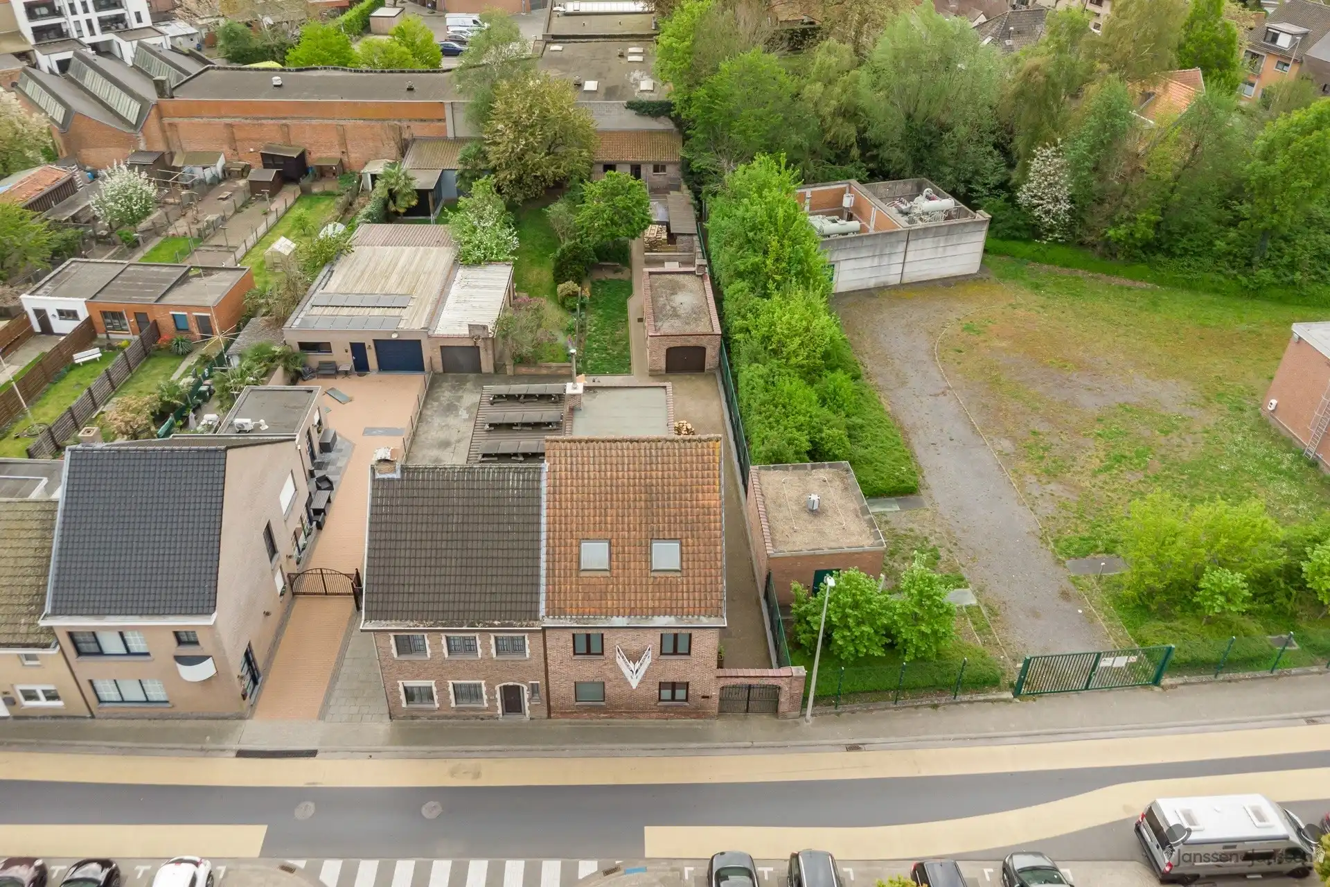 Ruime gezinswoning met 5 slaapkamers foto 24