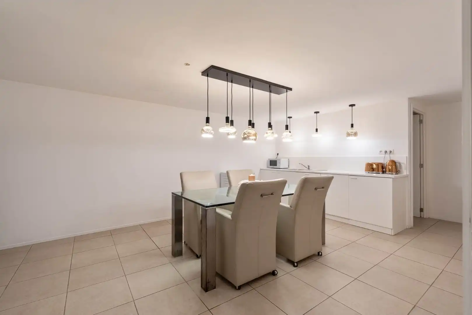 Ruim, zeer energiezuinig kantoor in het centrum van Neeroeteren met diverse mogelijkheden!   foto 24