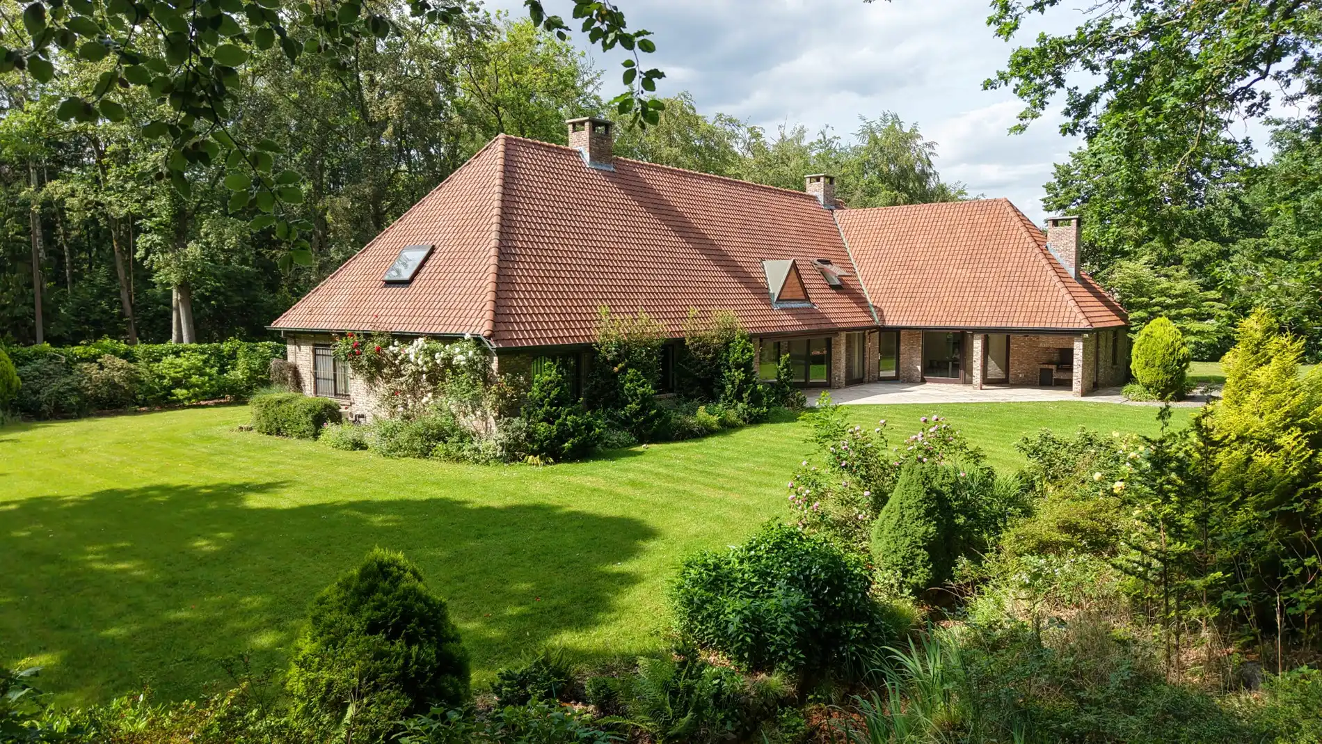 Exclusieve villa met gelijkvloerse master suite, prachtige tuin en uitzonderlijk wooncomfort foto {{pictureIndex}}