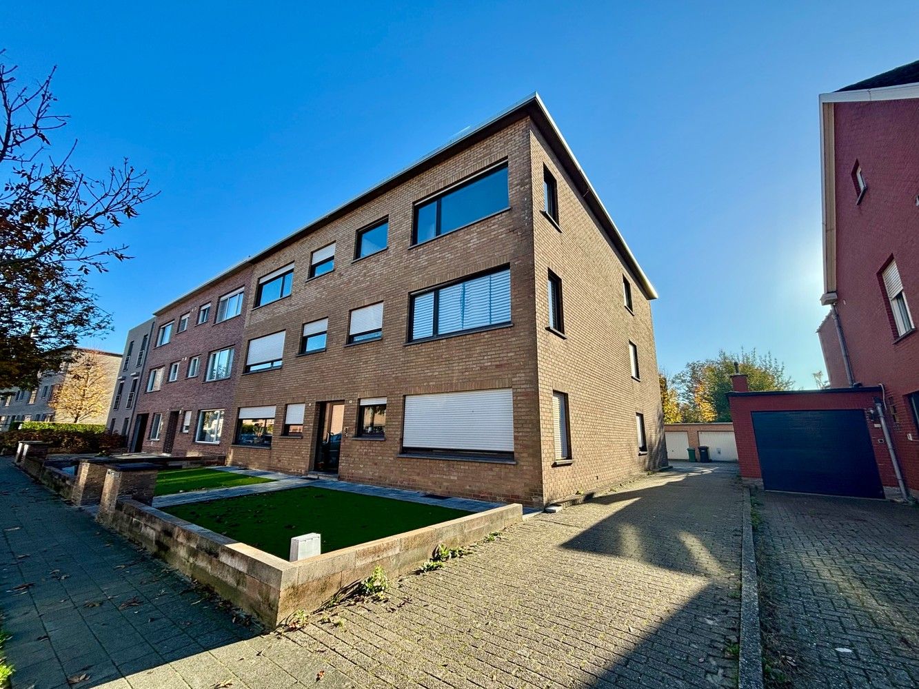 Appartement op de 2de verdieping met 3 slaapkamers, ruim terras en garagebox in het centrum van Ranst! foto 2