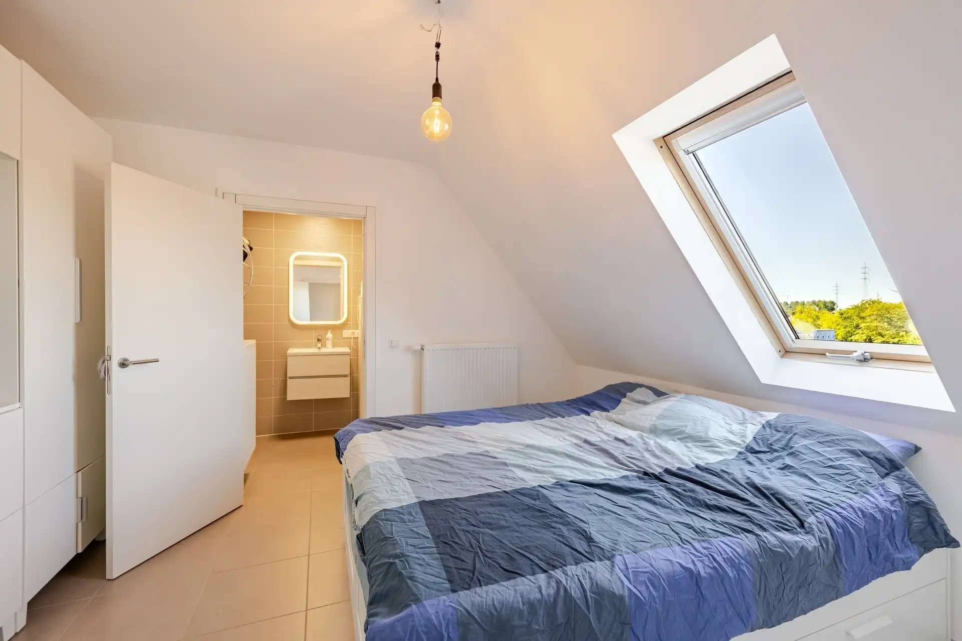 Lichtrijk duplexappartement met 2 SLPK, 2 badkamers & garage foto 3