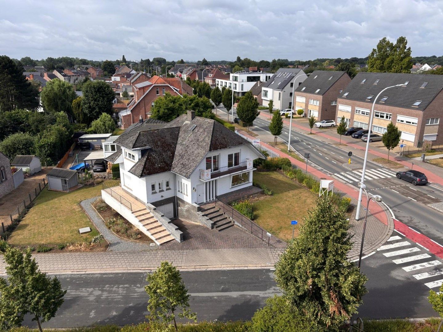 Hoofdfoto van de publicatie: Statig gluurt deze villa naar haar omgeving...