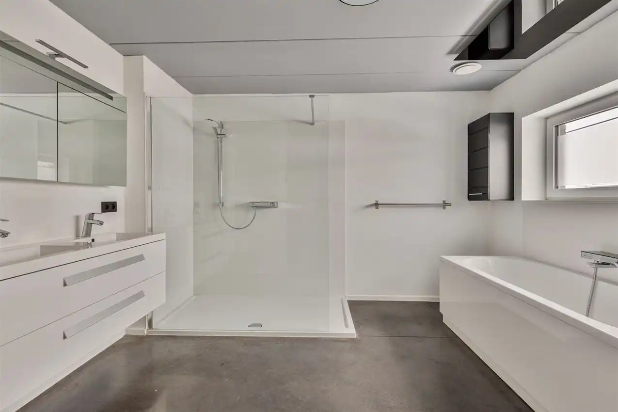 Groot wonen in recent huis zonder renovatie-of bouwzorgen foto 39