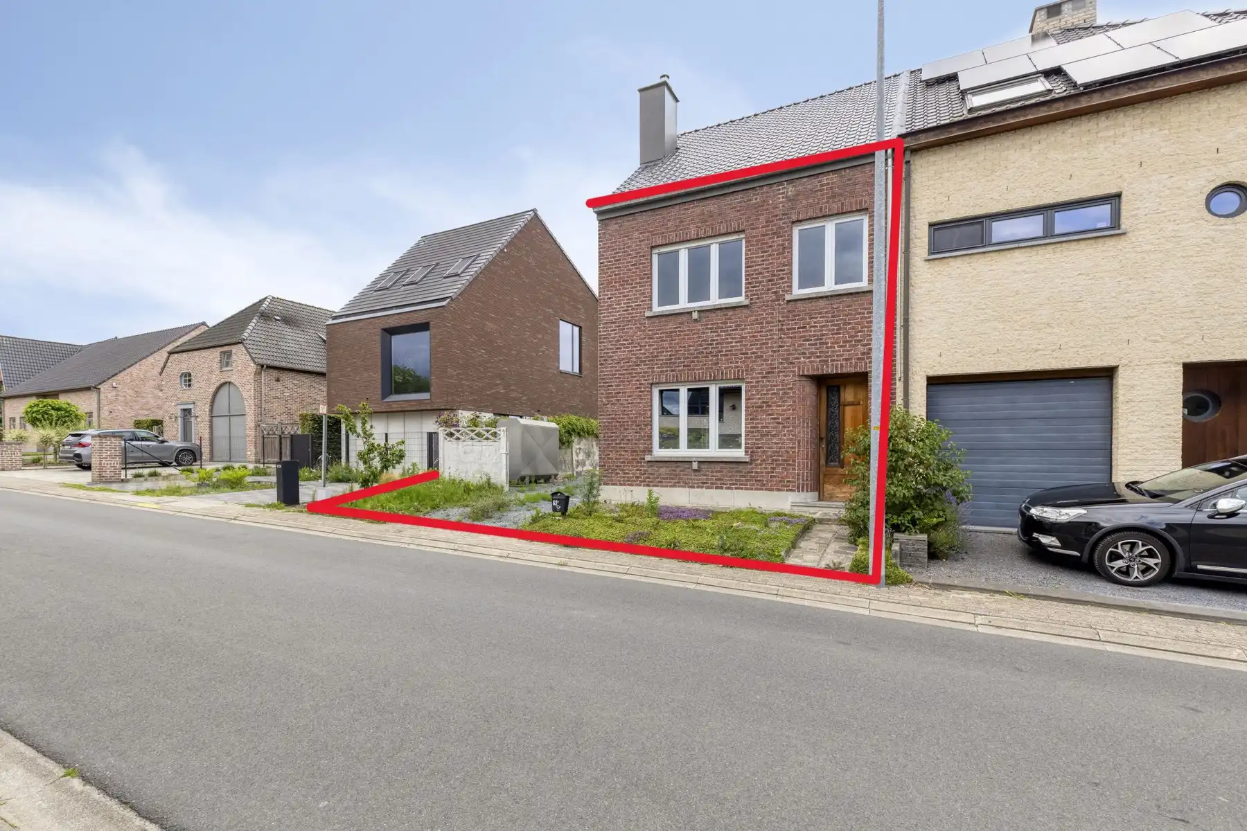 Hoofdfoto van de publicatie: Deels te renoveren lichtrijke driegevelwoning 