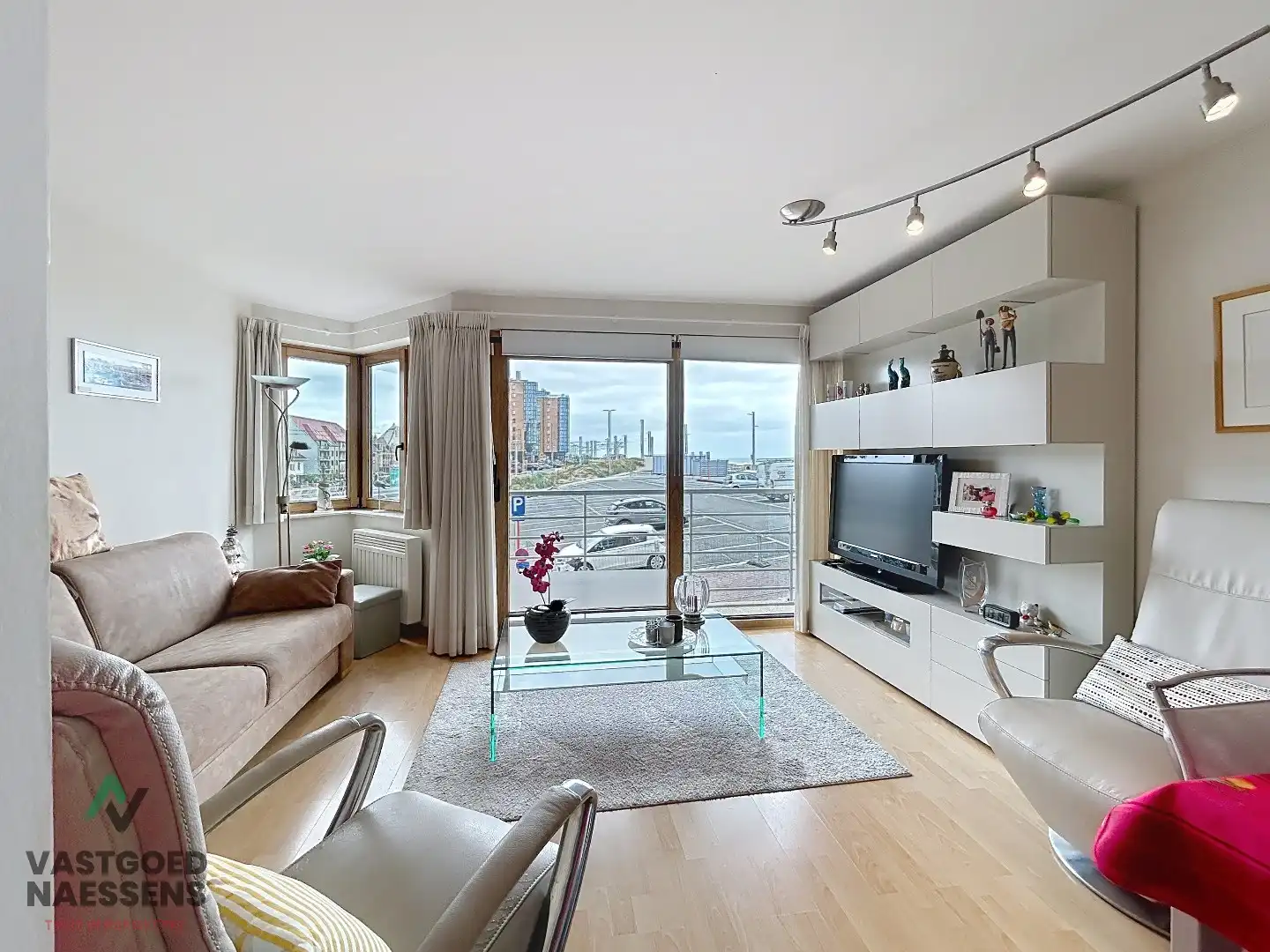 INSTAPKLARE STUDIO MET VEEL LICHTINVAL EN ZICHT OP ZEE foto 3